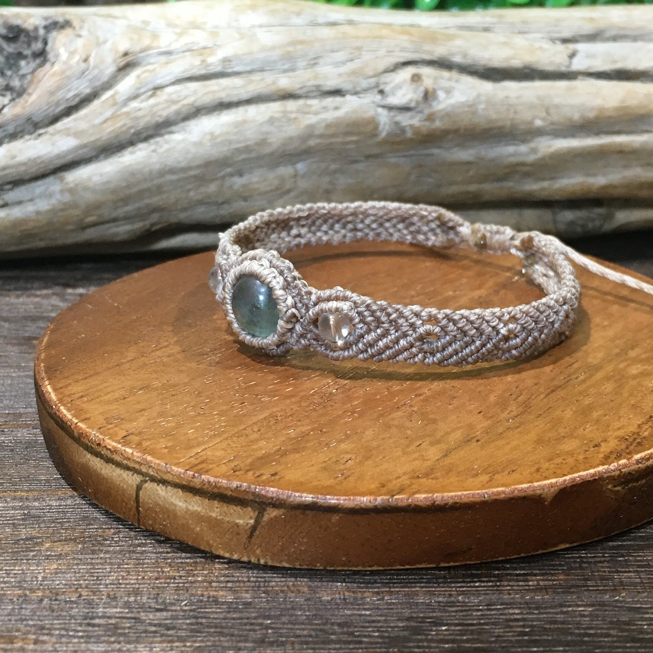 フローライト　マクラメブレスレット グリーンフローライトのマクラメブレスレット 「phinaamの精霊廟