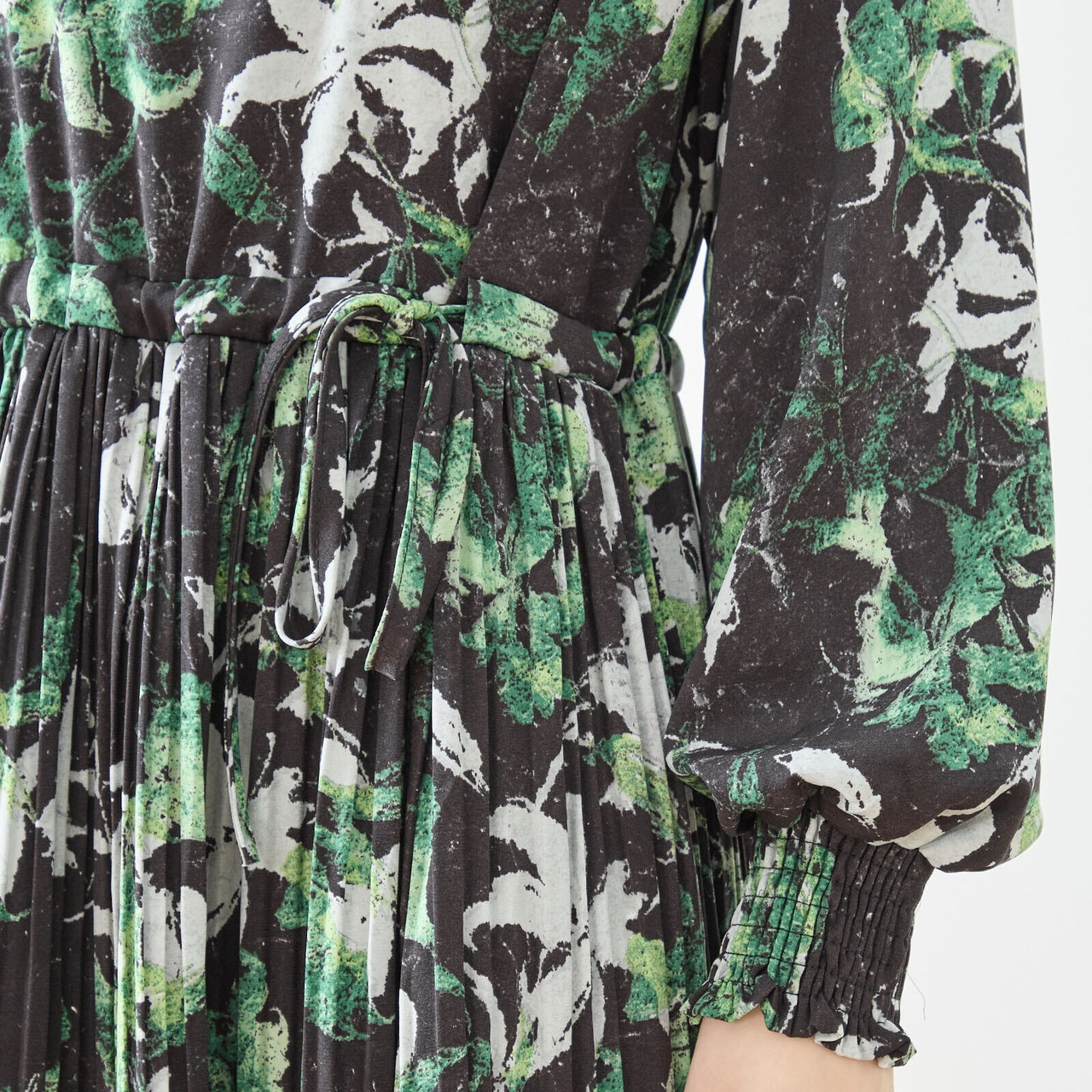 TRUBE 百合が揺れるプリーツワンピース【L~LL】ブラック