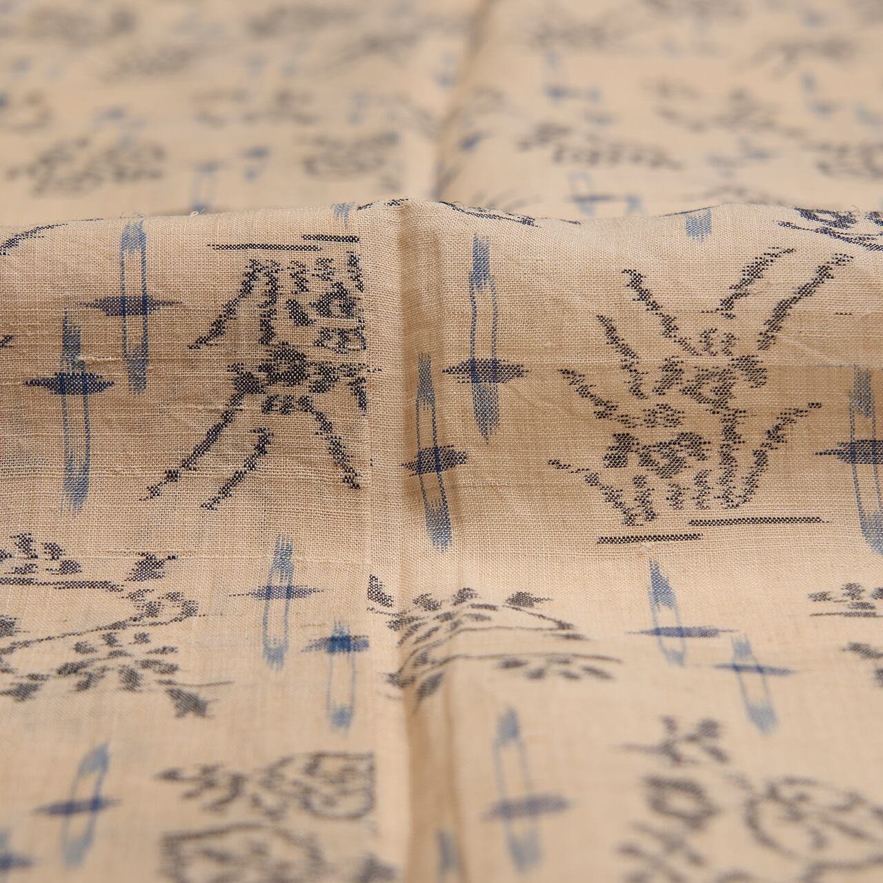 えり善扱 古代越後上布 草花の模様絵絣 麻単衣着物【中古】 | かわの屋