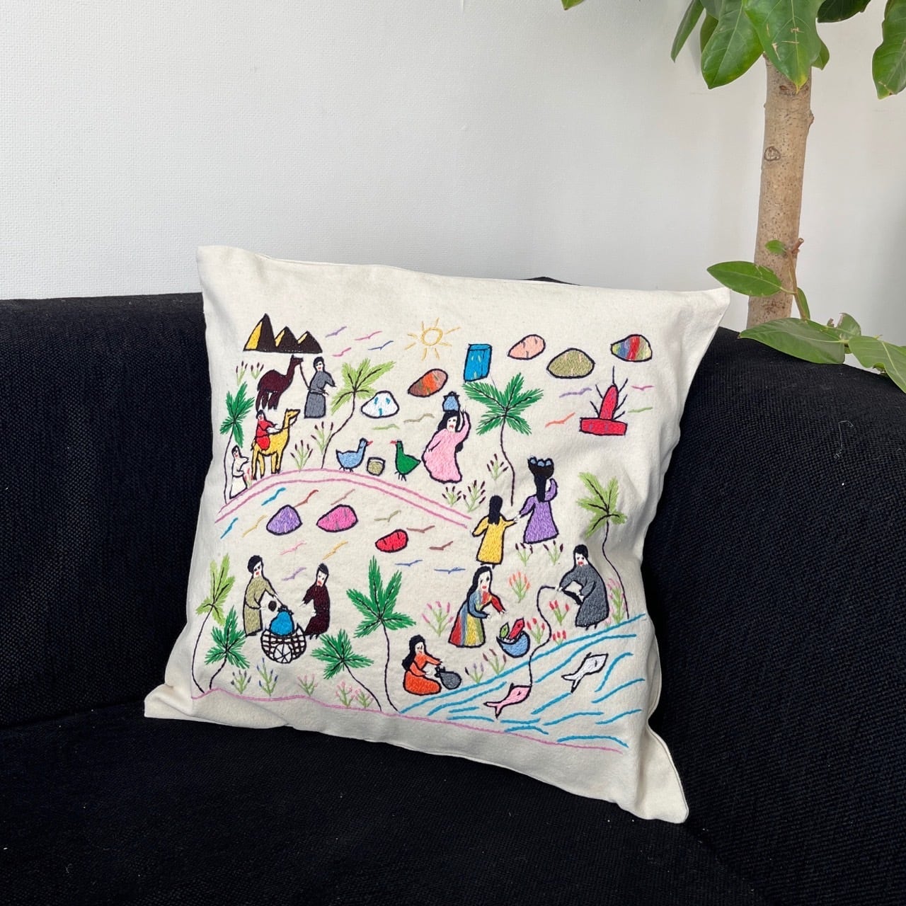 ◾️コロガコロガ　エジプト刺繍クッションカバー　ナイルで魚釣り