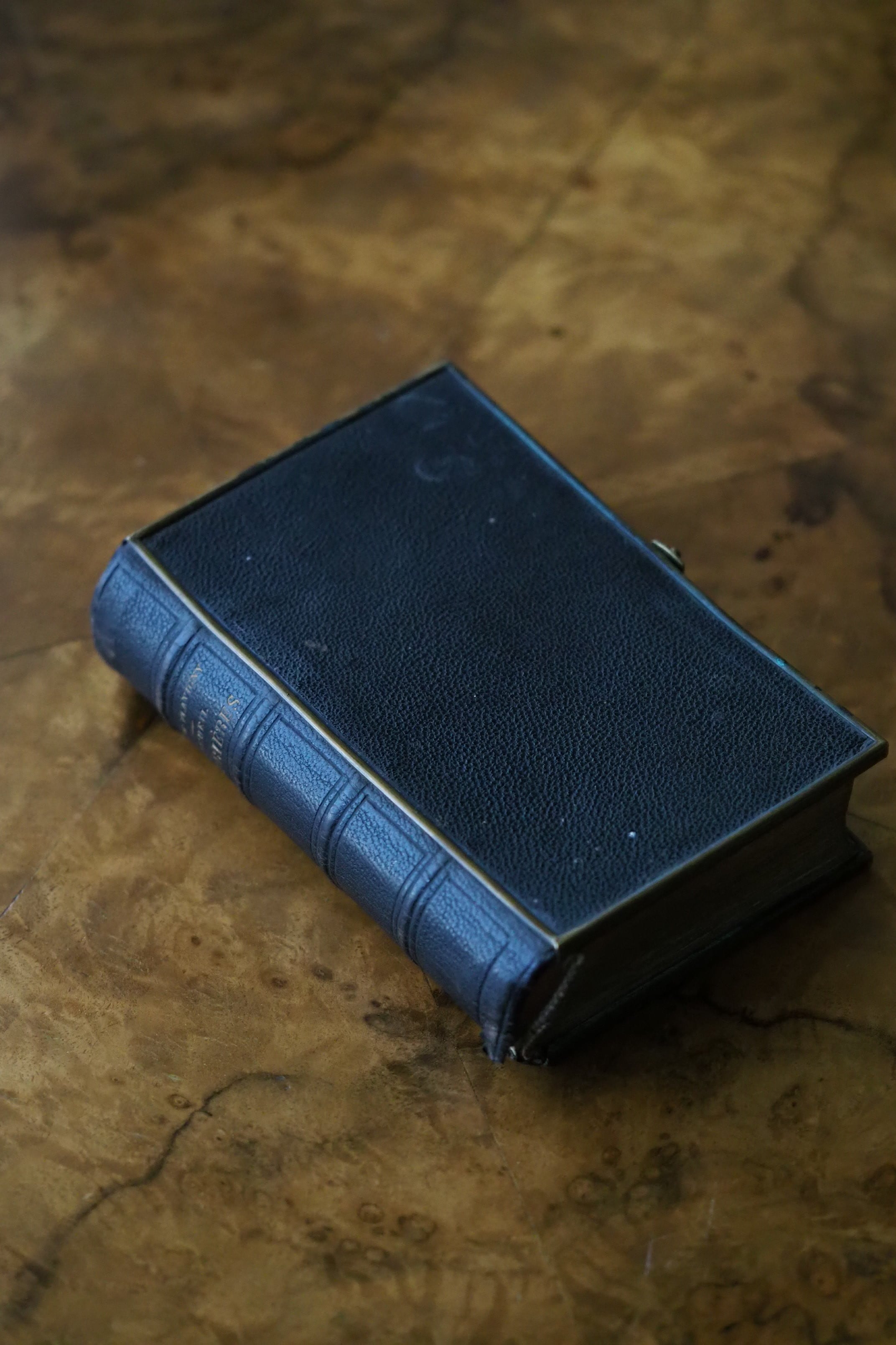 青いベルベットの祈祷書 ヴィンテージ アンティーク 撮影小物 青いベルベットの祈祷書 ヴィンテージ アンティーク 撮影小物 青い