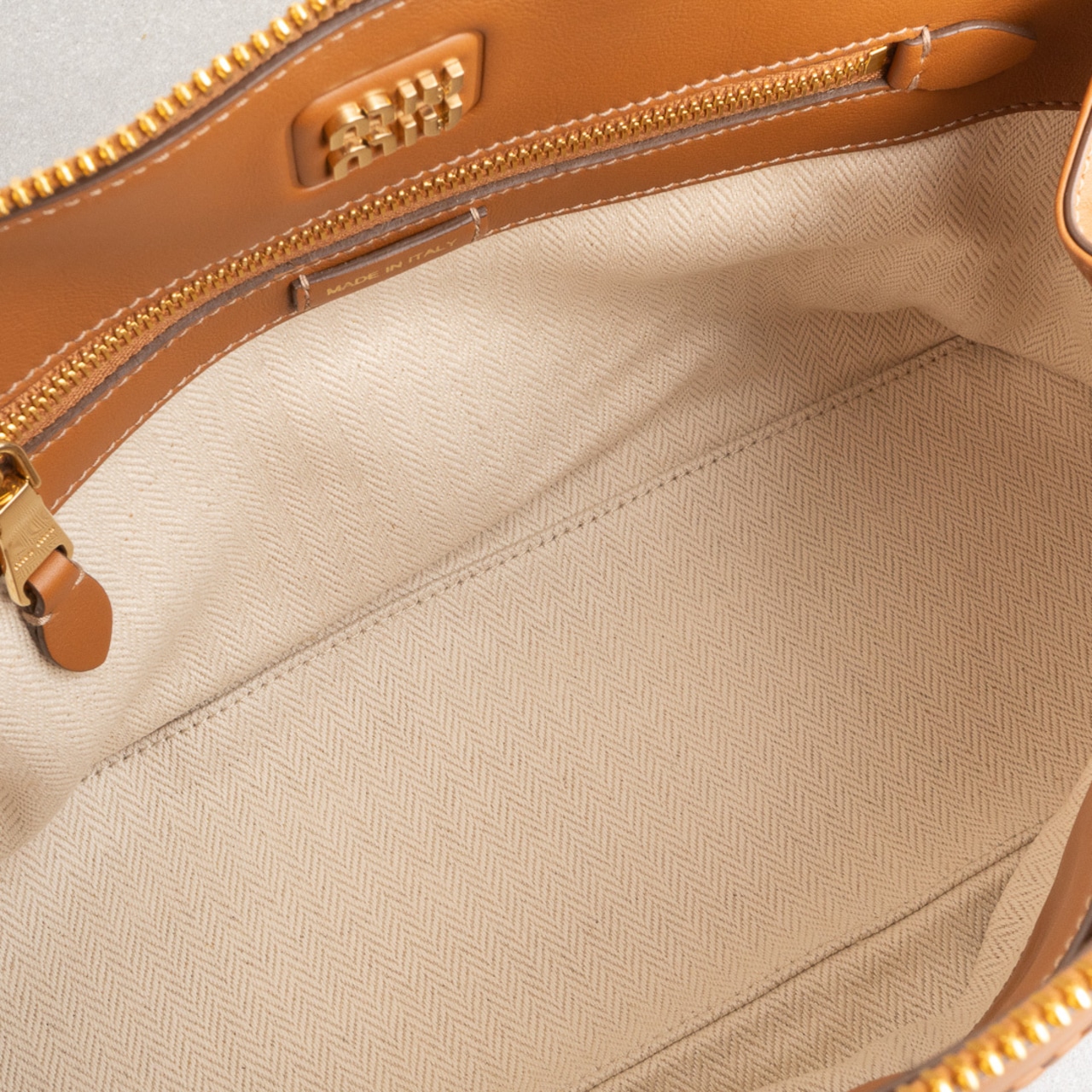 MIU MIU エンボスロゴ レザー ハンドバッグ コニャック