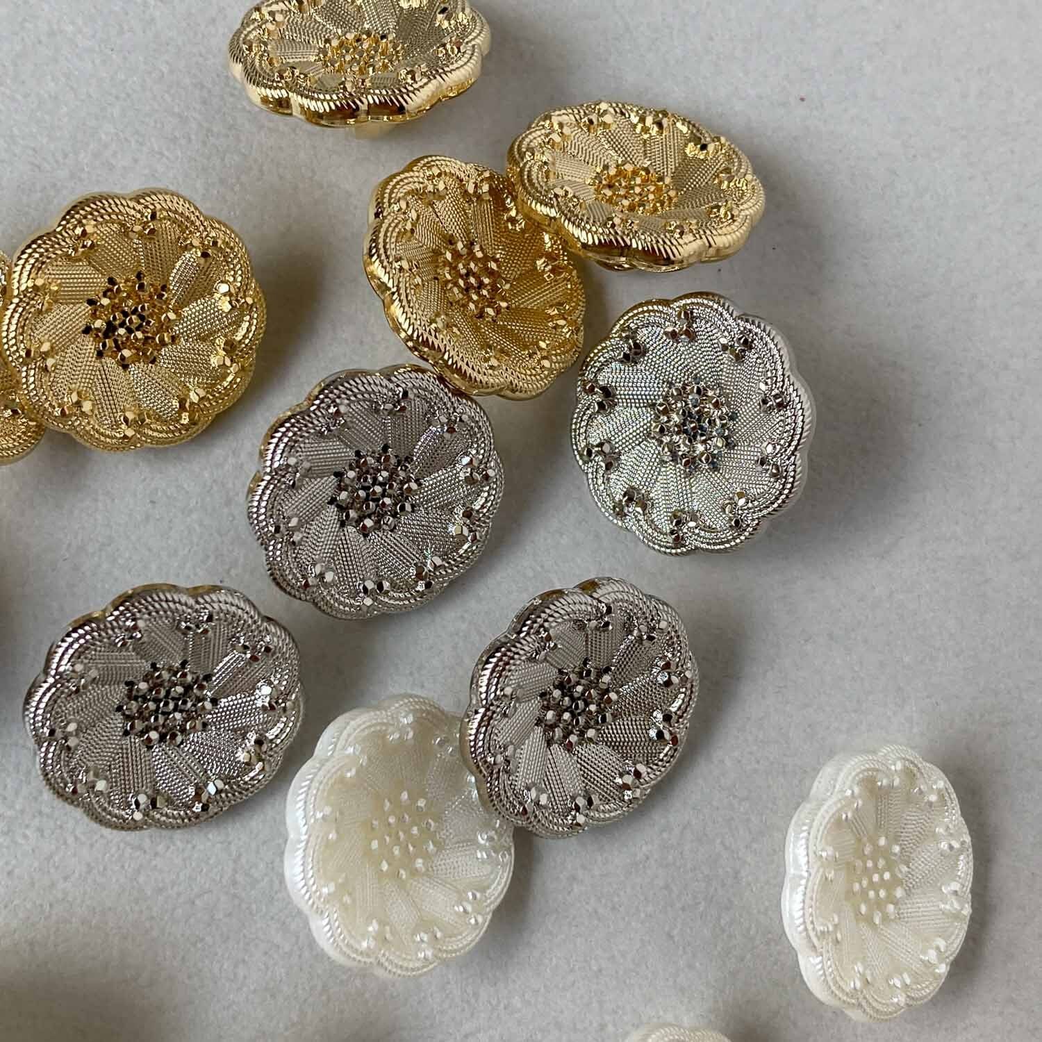 中心つぶつぶお花のイタリアボタン(18mm)