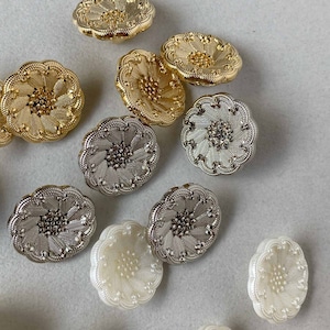 中心つぶつぶお花のイタリアボタン(18mm)