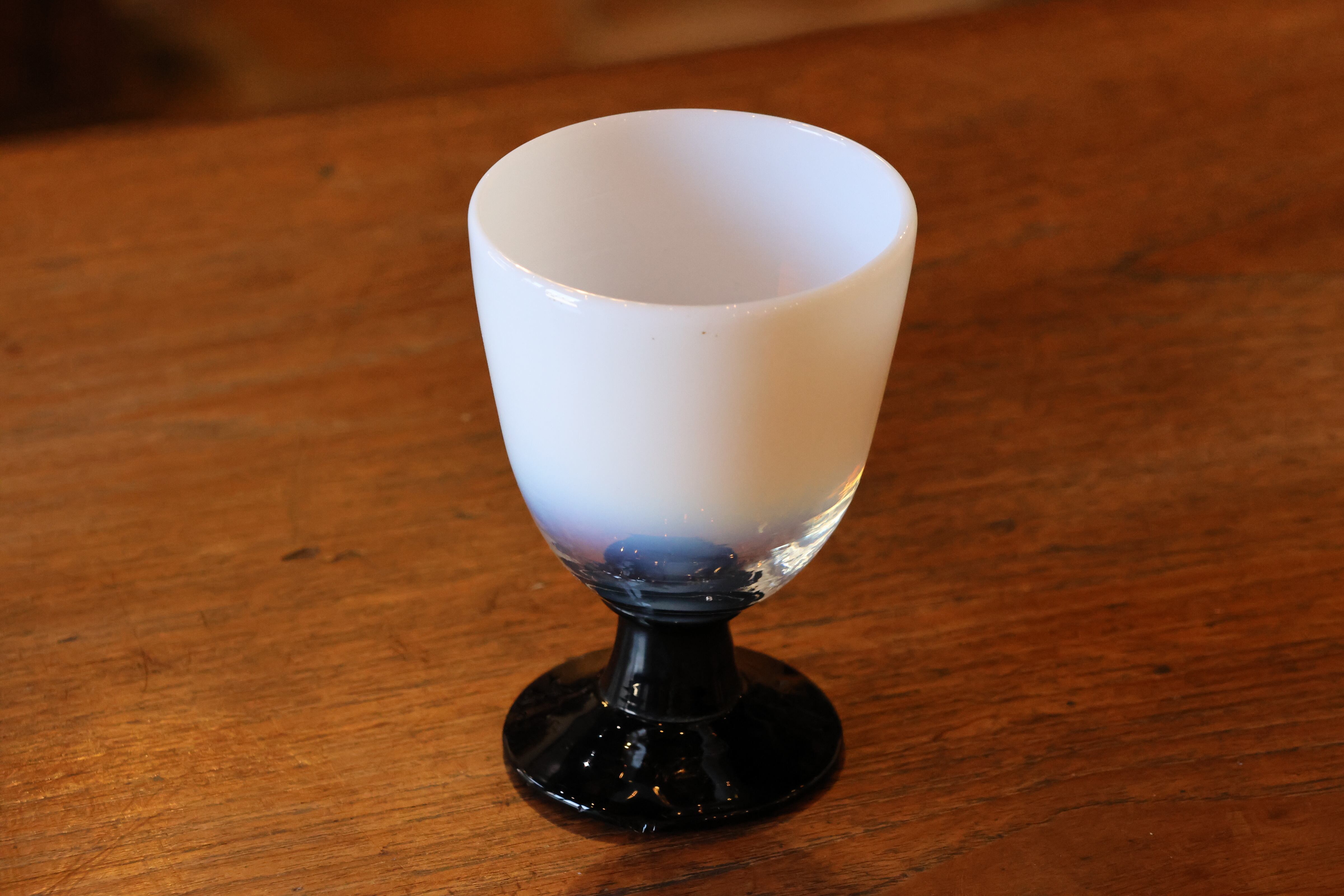 氷コップ　和ガラス乳白透かし鱗文なつめ型黒脚 ガラス :: 鱗文なつめ形黒脚氷コップ | COTTOU.JP 骨董の通販