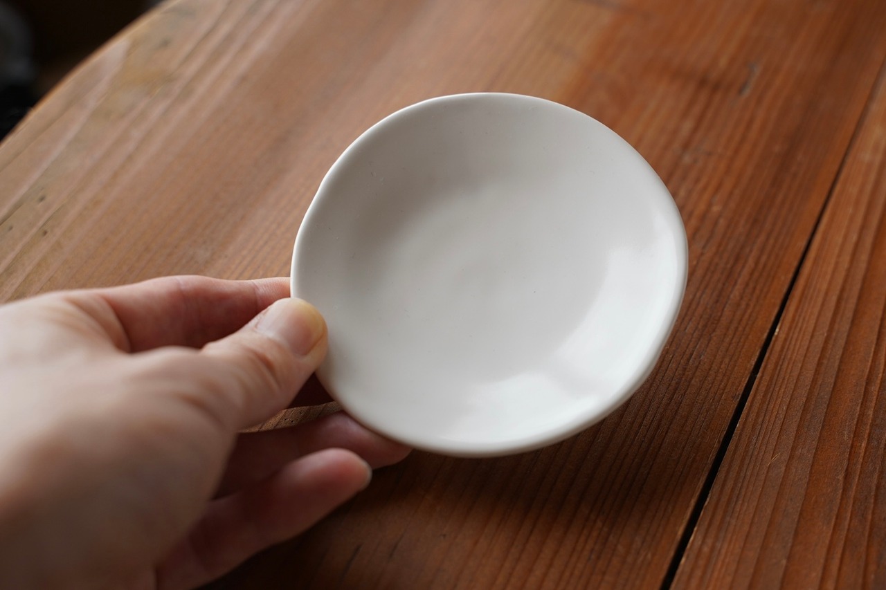 小さくてシンプルな白磁の豆皿