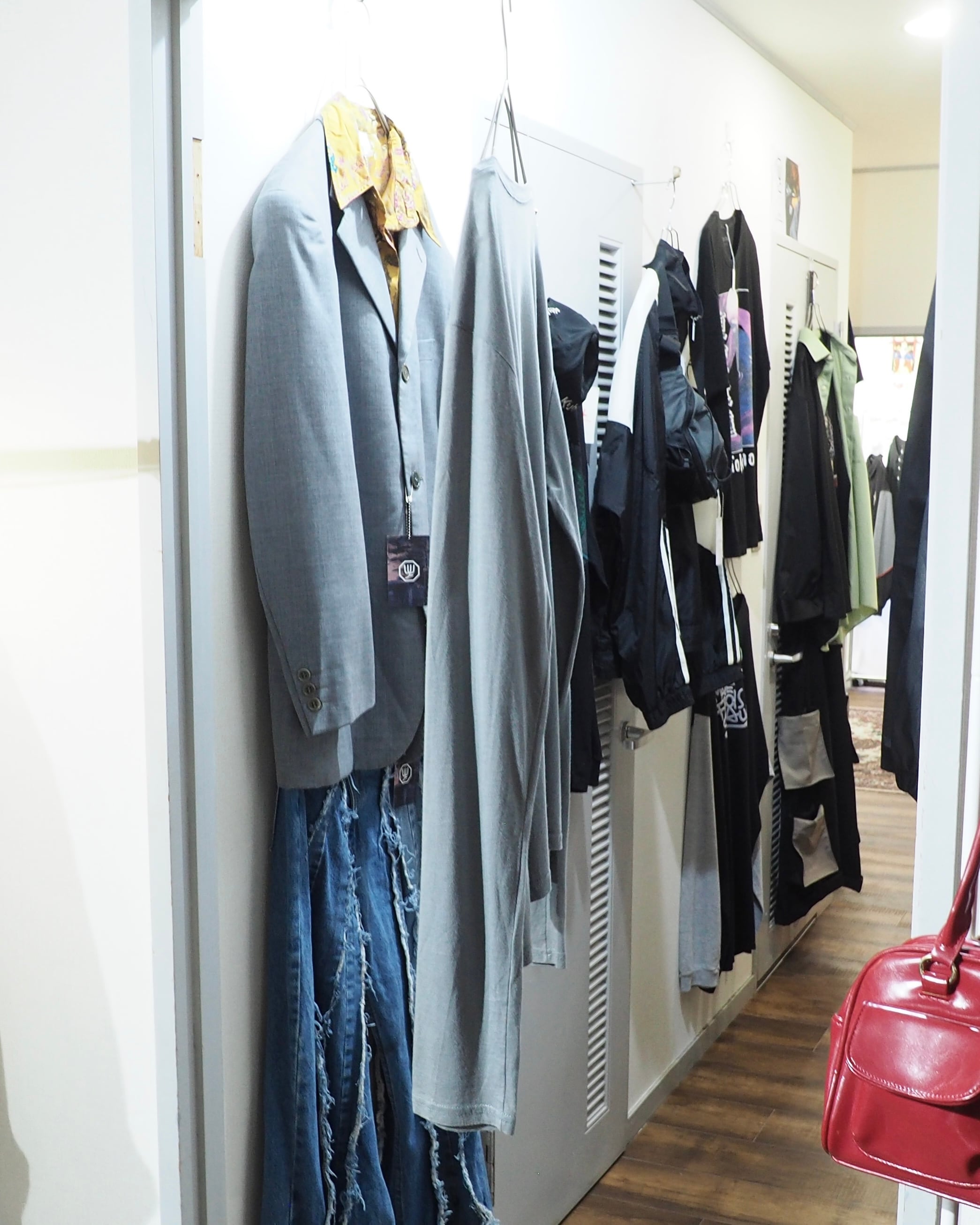 ” glamb - EVEN EASY PIECES ” Dot Font printed Long sleeve Tee