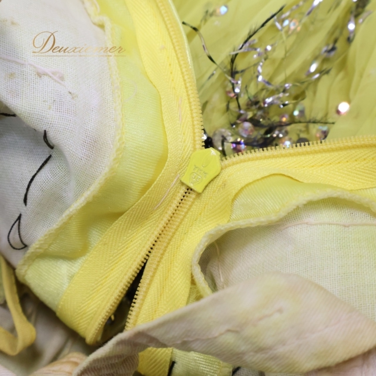 社交ダンス 衣装 スタンダード ドレス ワンピース 黄色 装飾 フリル ボリューム シルバー ダンス パーティ 発表会 黒 イエロー系 ブラック系 フロア映え ボリューム感 フェザー ファー 大人用 衣装 コスチューム パフォーマンス 目立つ おしゃれ 豪華