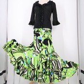 【美品 フラメンコ衣装】グリーン SONIA JOHNES ソニアジョーンズ 上下セット ツーピース ファルダ 緑 黒 ボランテ フリル 黄緑 ブラウス トップス レース 白 ホワイト ダンス用 レディース 発表会 伸縮