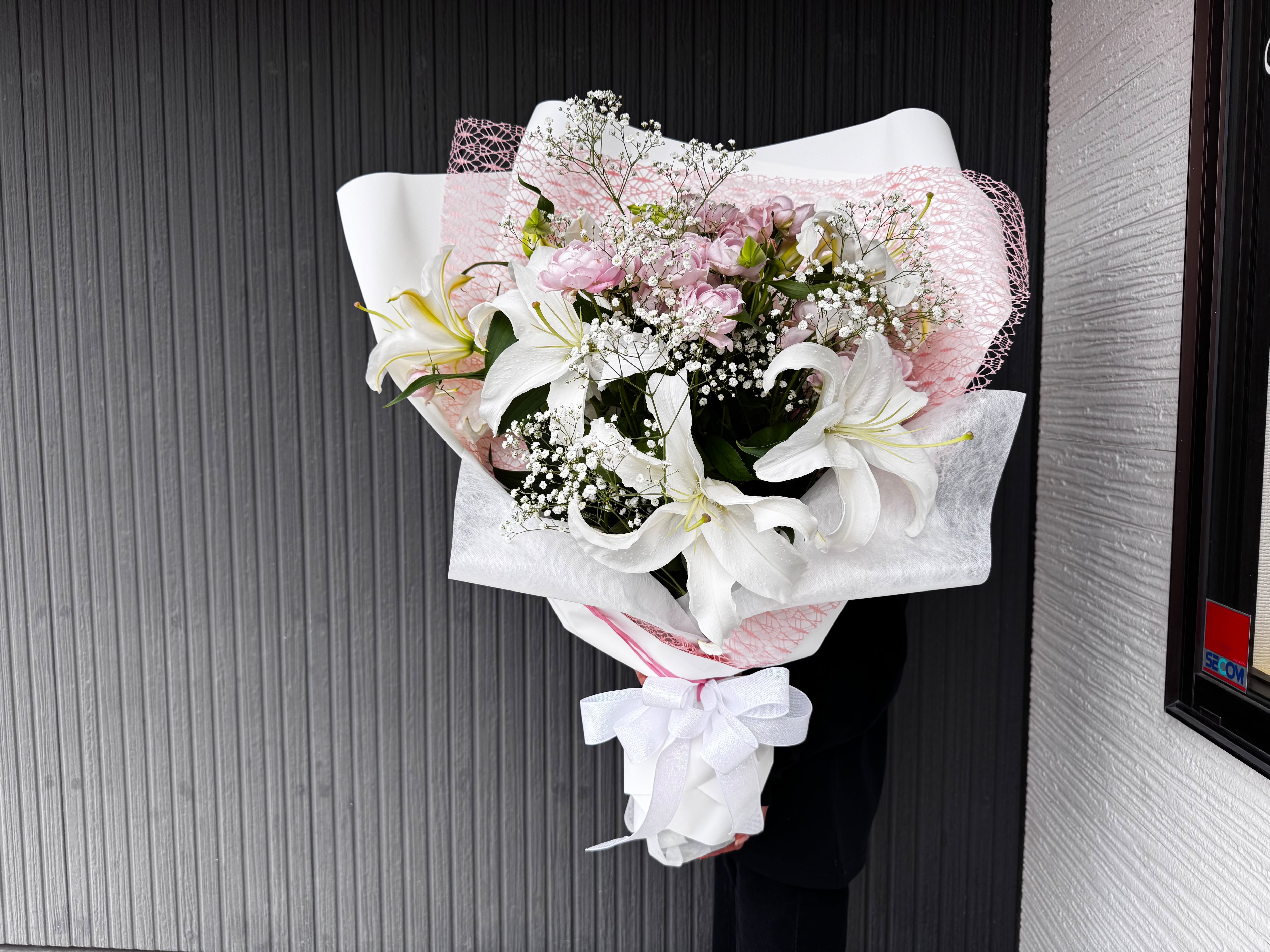 優美な白、ぬくもりのピンク