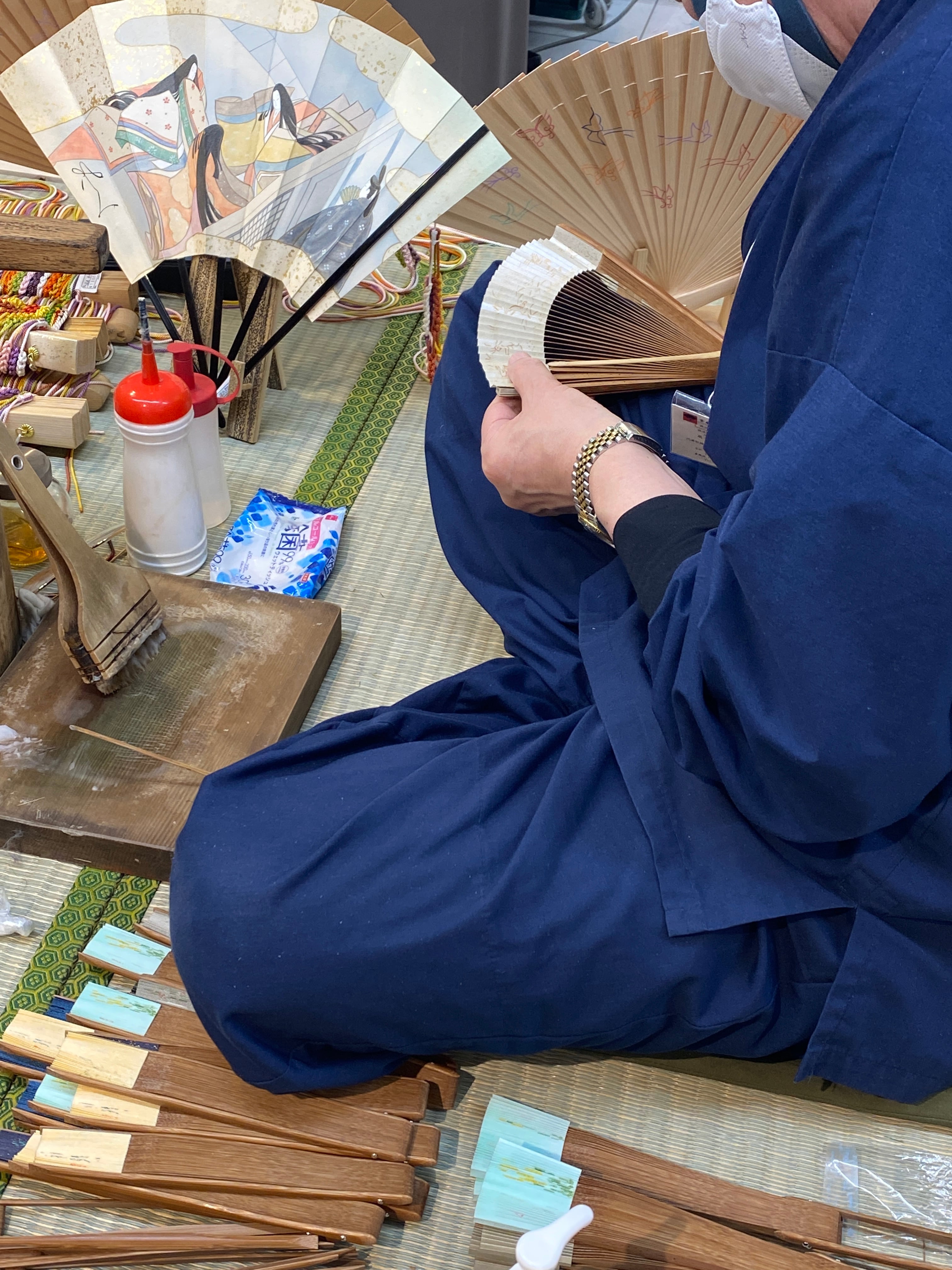 野蚕生地の扇子 (浅間山溶岩染め) Wild Silk Sensu – Dyed with Mount
