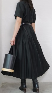 itochi - Polyester Linon Rounded Shape Pleated Onepiece Dress ：black｜丸みのある身頃／親子サイドプリーツ／ポリエステルリノン／ウォッシャブル／日本製