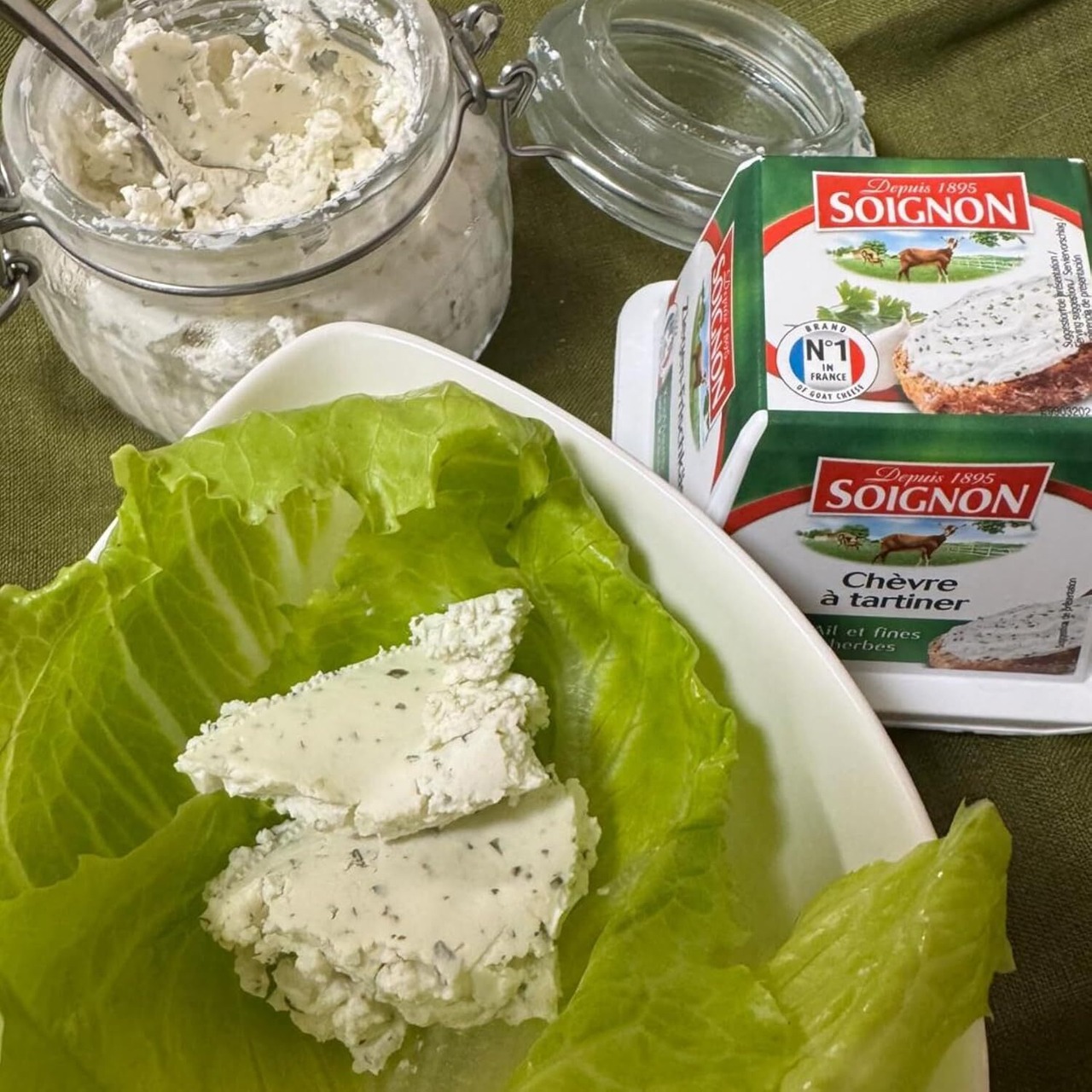 フランス産 ソワニヨン シェーブル ガーリックとハーブの山羊乳チーズ スプレッドタイプ  140g French Chevre Soignon  Goat Cheese with Garlic and Herb 140g