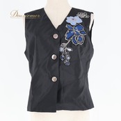 レディース トクコプルミエヴォル TOKUKO 1er VOL トップス ベスト ブラック系 黒 青 花柄 花 ボタン シンプル かわいい 日本製 フォークダンス カジュアル 普段着 ブルー系