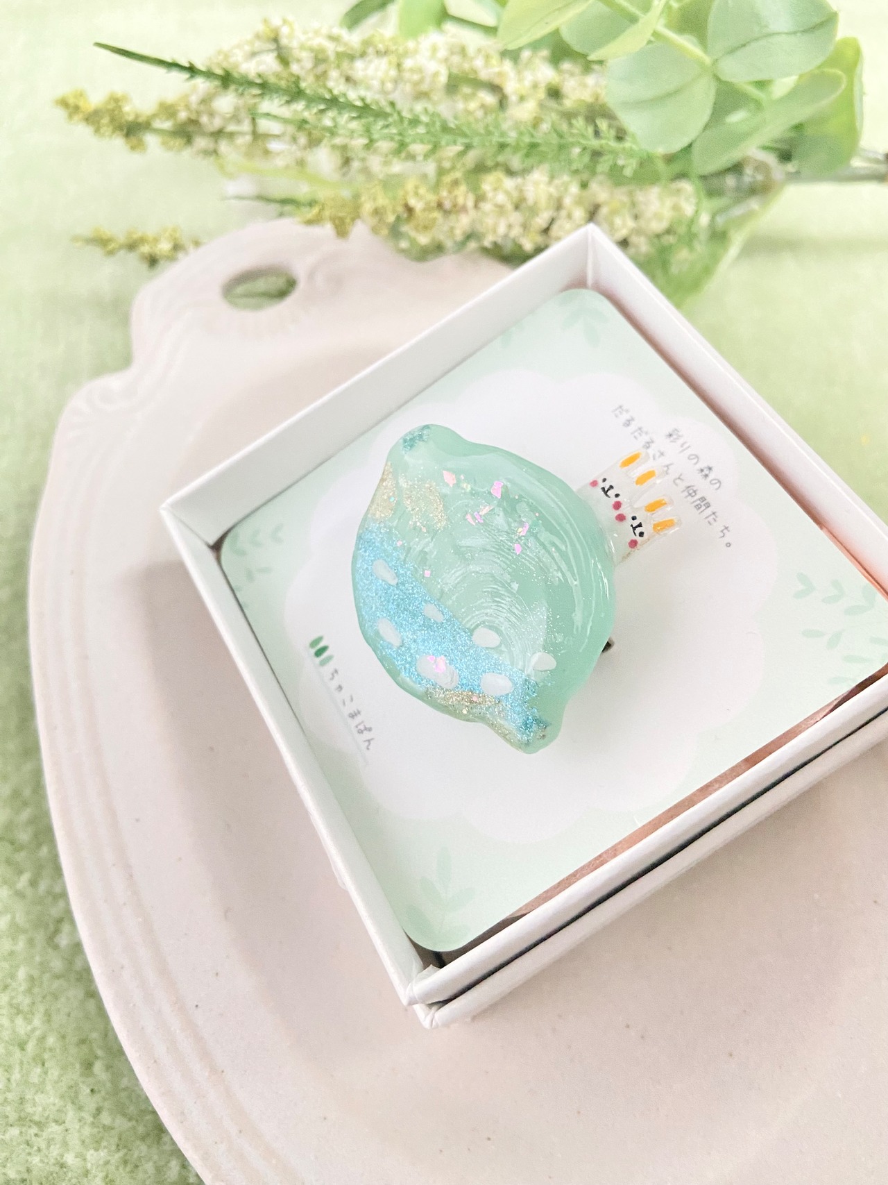 『ライムとうさぎちゃん』ガラスブローチ