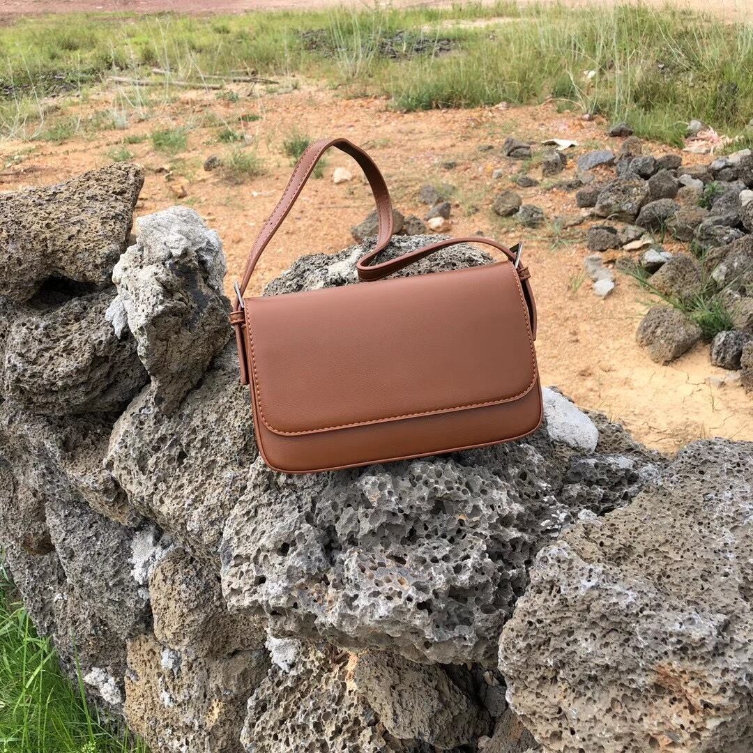 シンプルショルダーバッグ