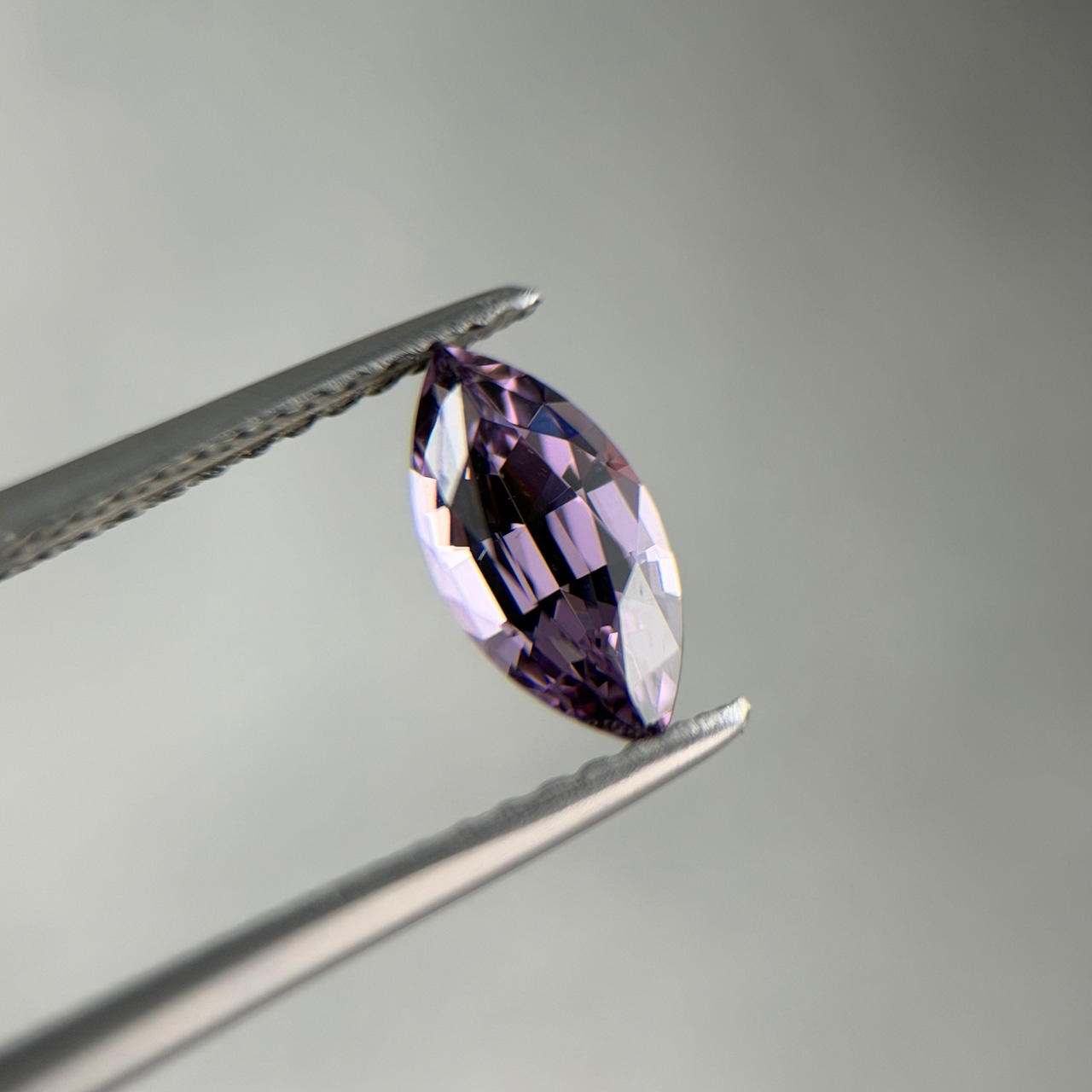 ヴァイオレットスピネル マーキスカット 8.8x4.2x2.8mm, 0.74ct, タンザニア産