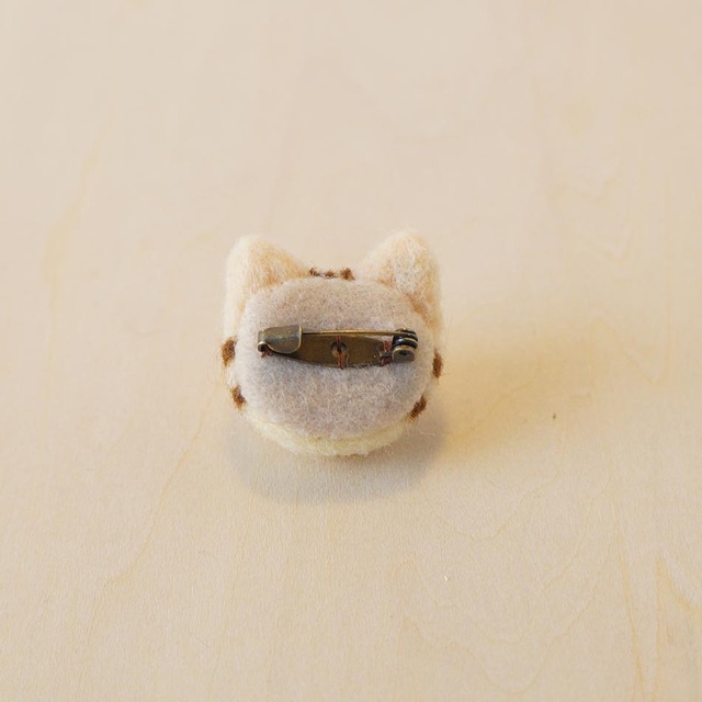 ミニサイズが可愛い いねむりにゃんこのフェルトブローチ 茶トラ 寝顔が可愛い猫雑貨 おふとんからでないねこ
