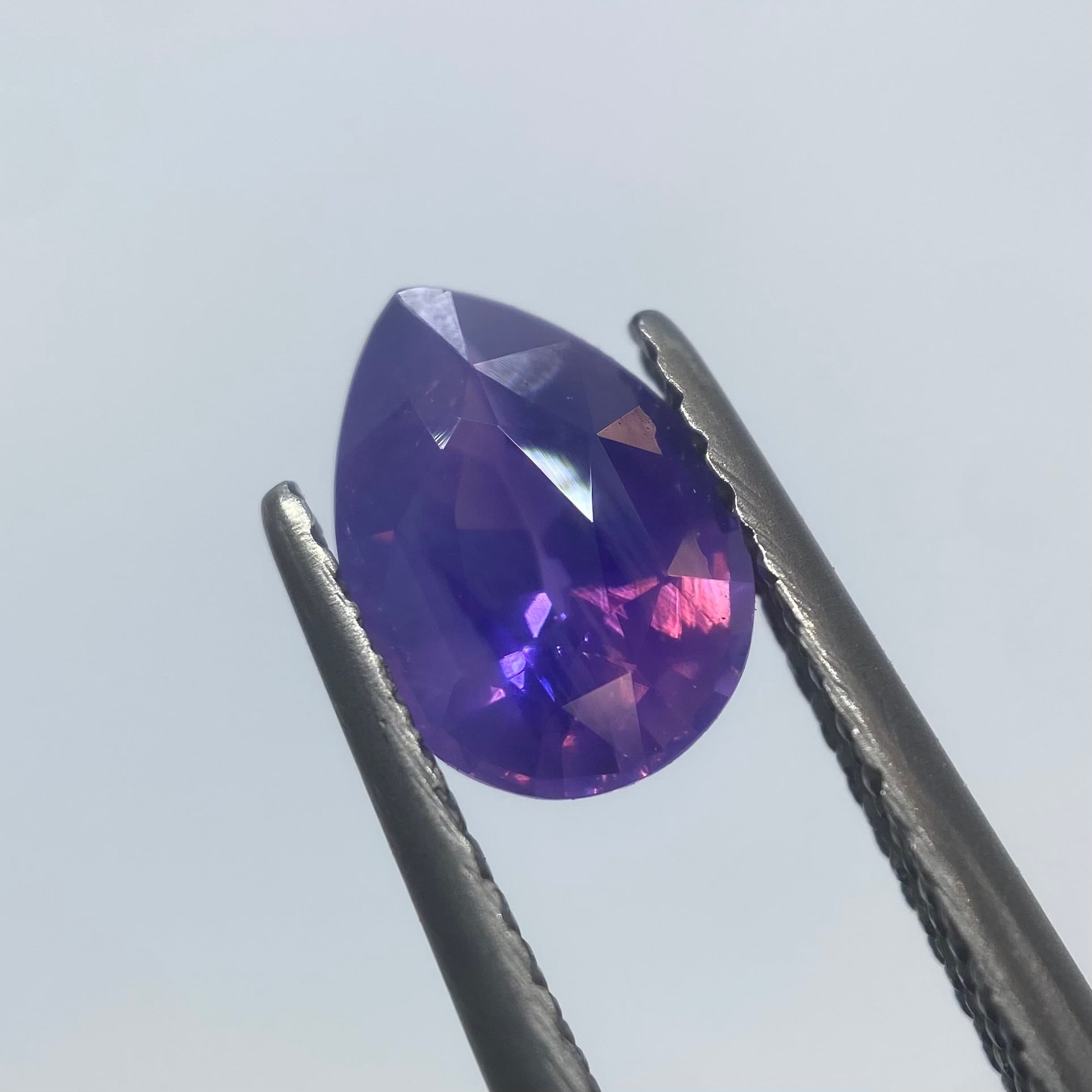 表情豊かなシルキーバイカラーサファイア