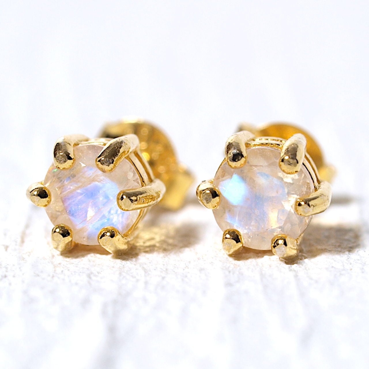 限定】レインボームーンストーンK14GP爪留めスタッドピアス | Natural