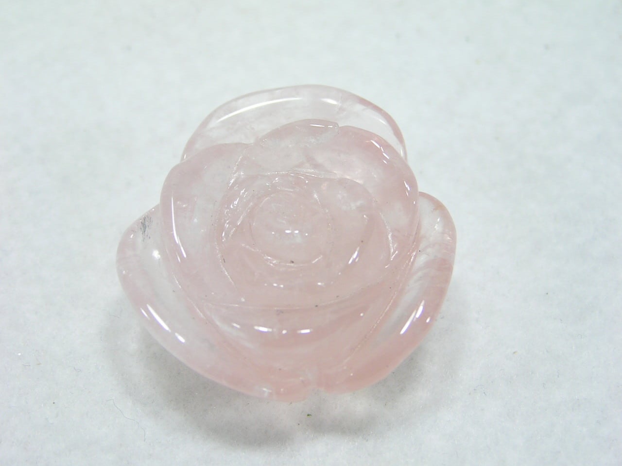 ローズクォーツ（紅水晶）薔薇彫刻 原石・幸運・愛の象徴・恋人たちの