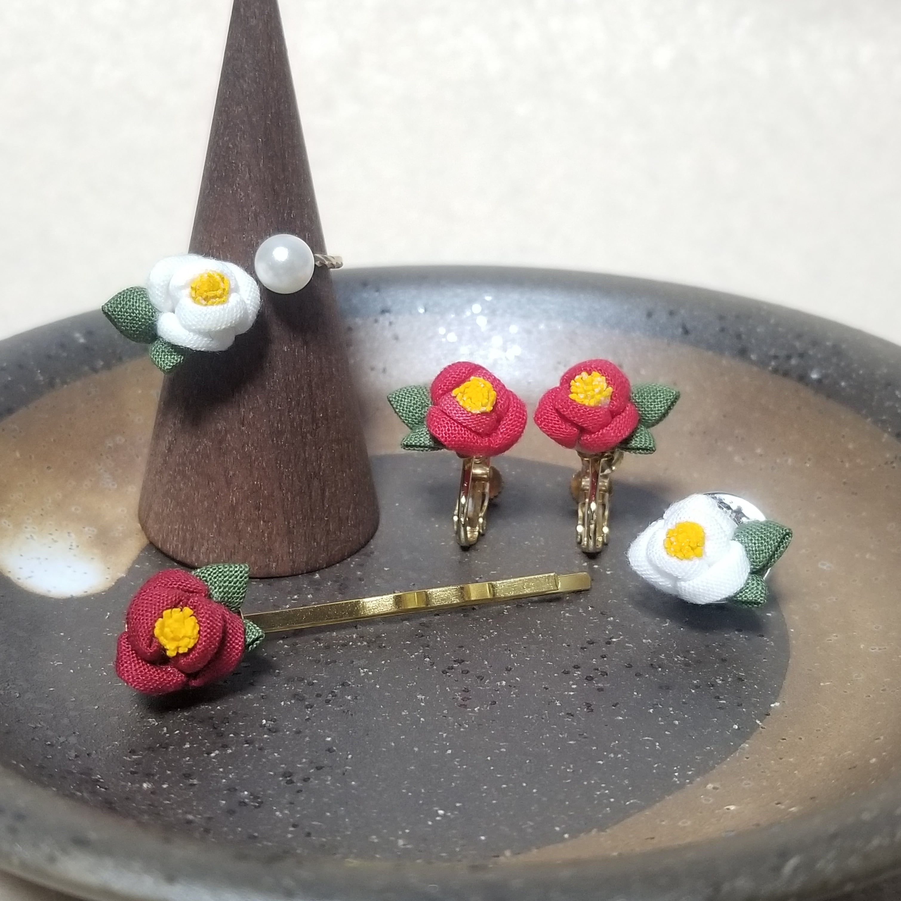 つまみ細工 雪椿 ピアス イヤリング 】---フラワー/誕生日/記念日