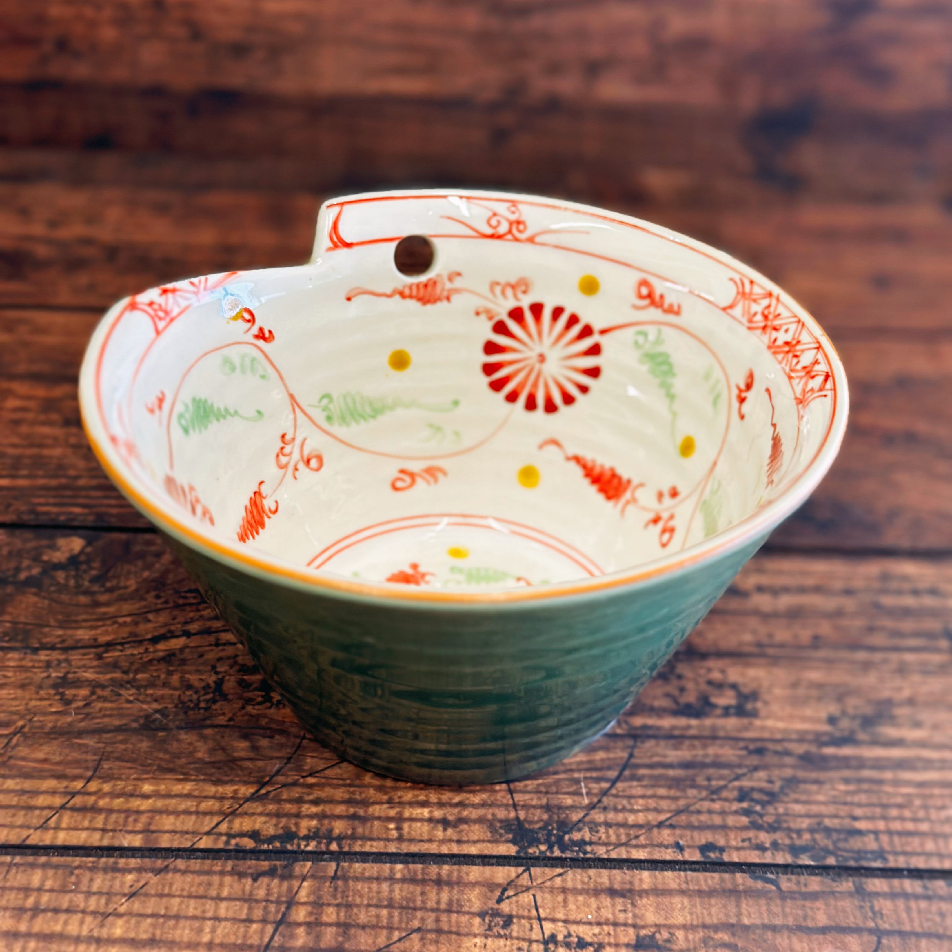 ベトナムのバッチャン焼き 菊柄 箸穴がある丼 | tazukka（タズッカ