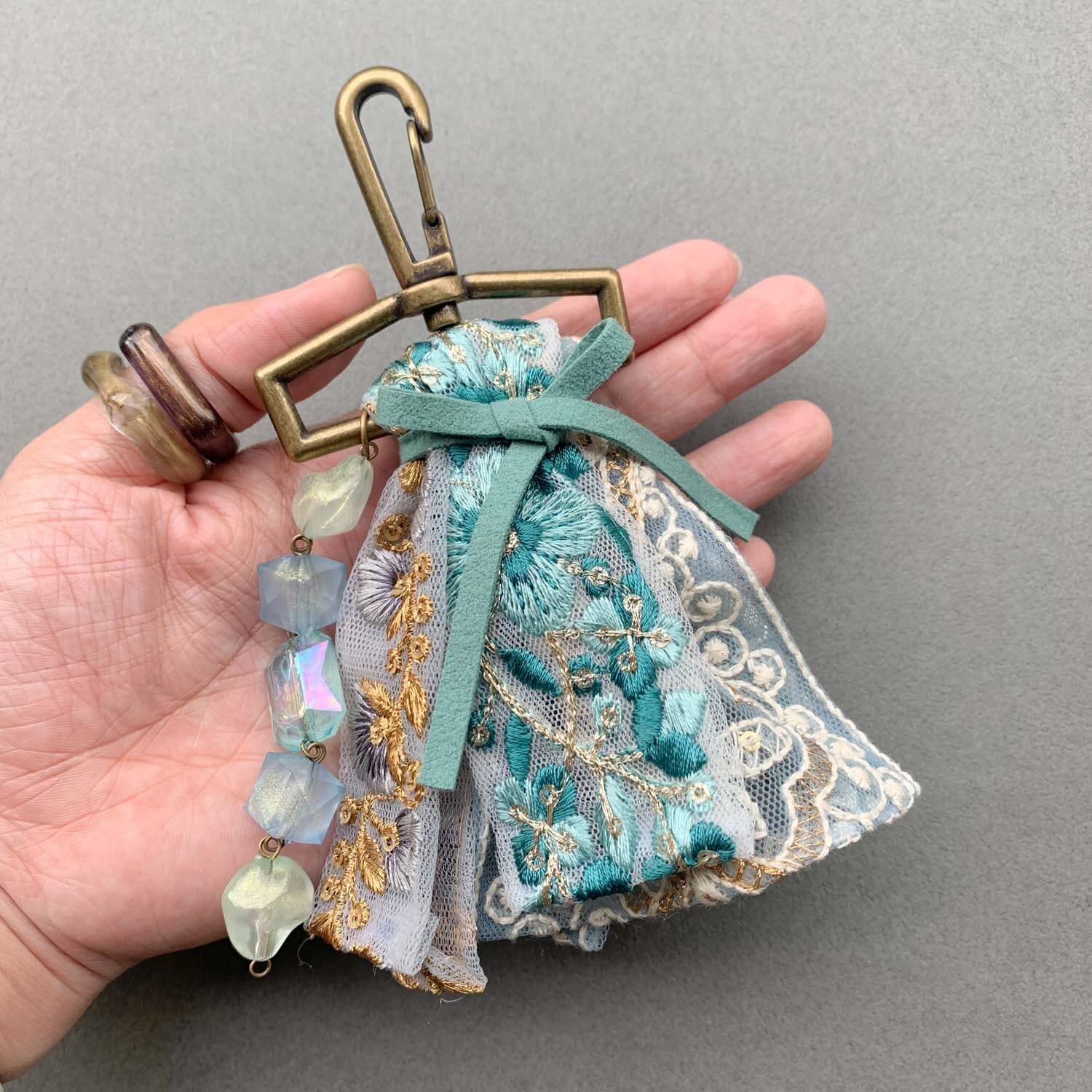 ブーケ風刺繍リボンとビーズのバッグチャーム | Dua-アクセサリー