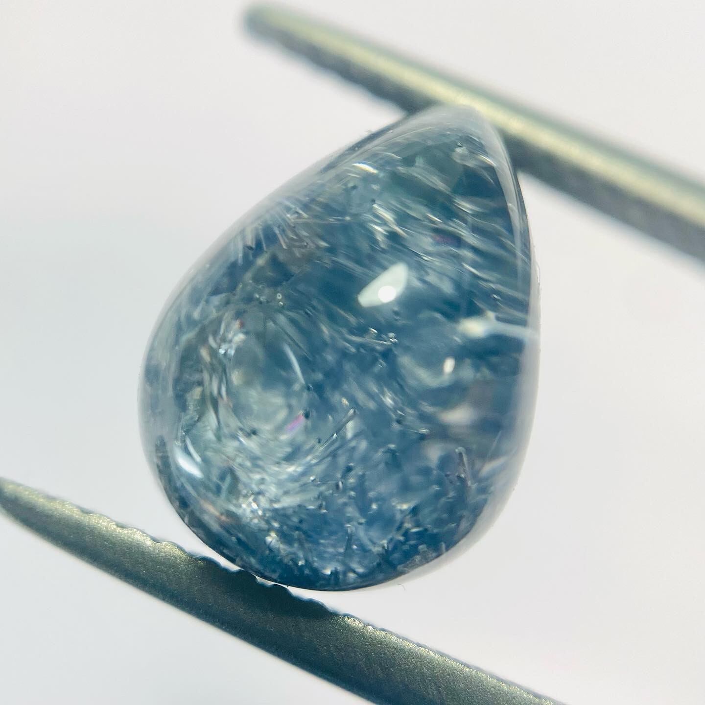 舞う　デュモルチェライトインクオーツ