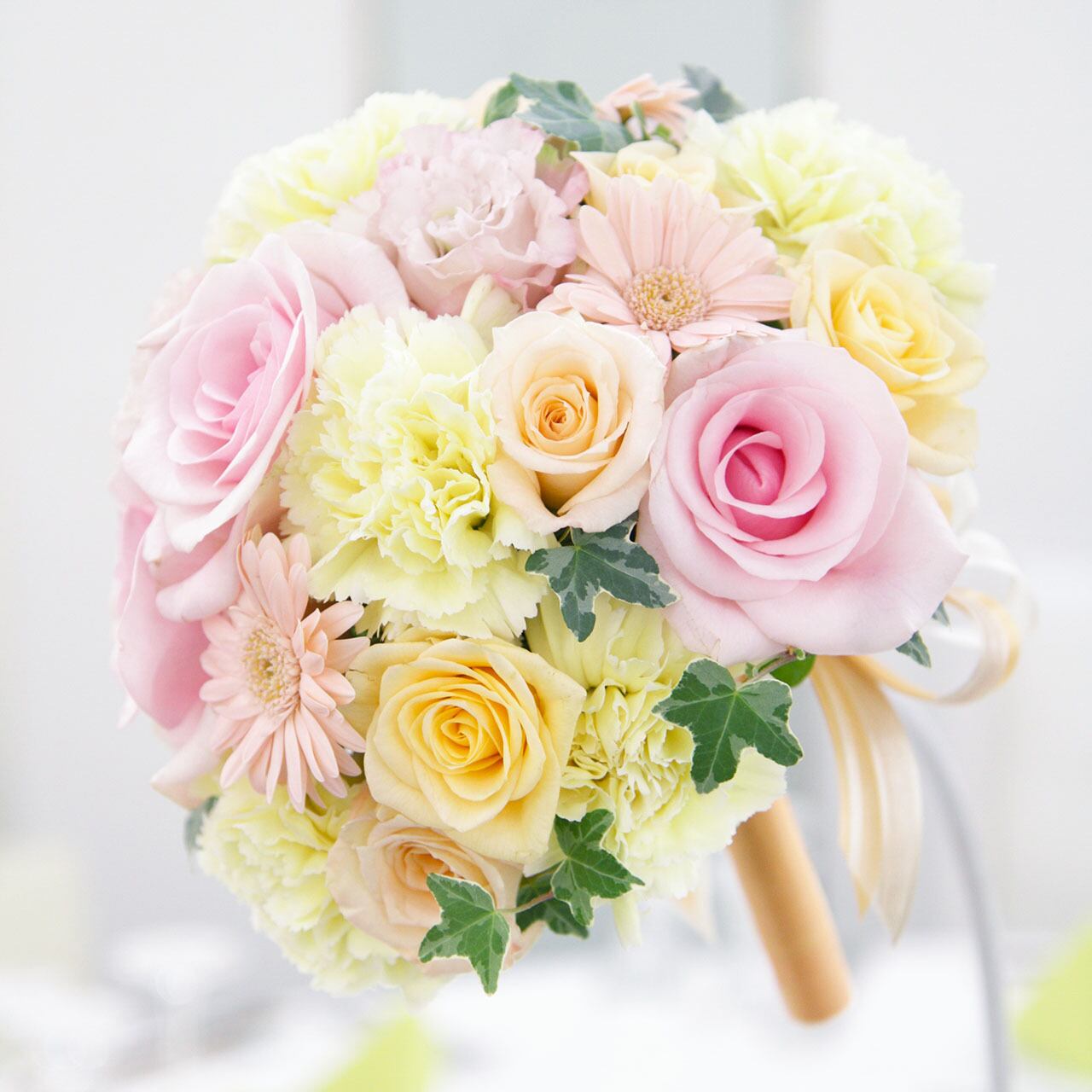花かんむり♡リストブーケ ピンク♡黄色 レモンイエローと淡いピンクの可愛いラウンドブーケ | 花の宅配便
