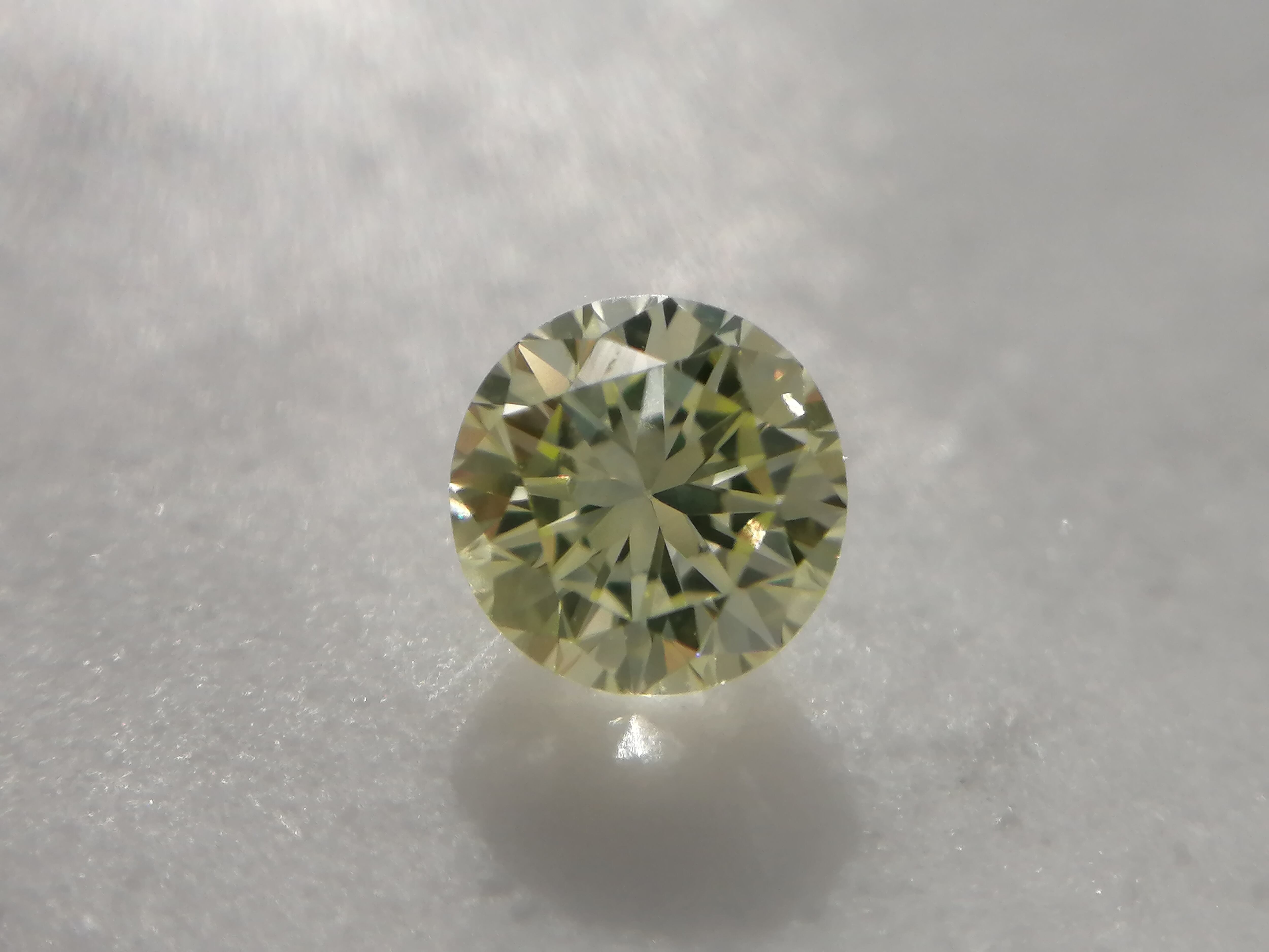 0.089ct VS-1天然ダイヤVERY LIGHT YELLOW GREEN