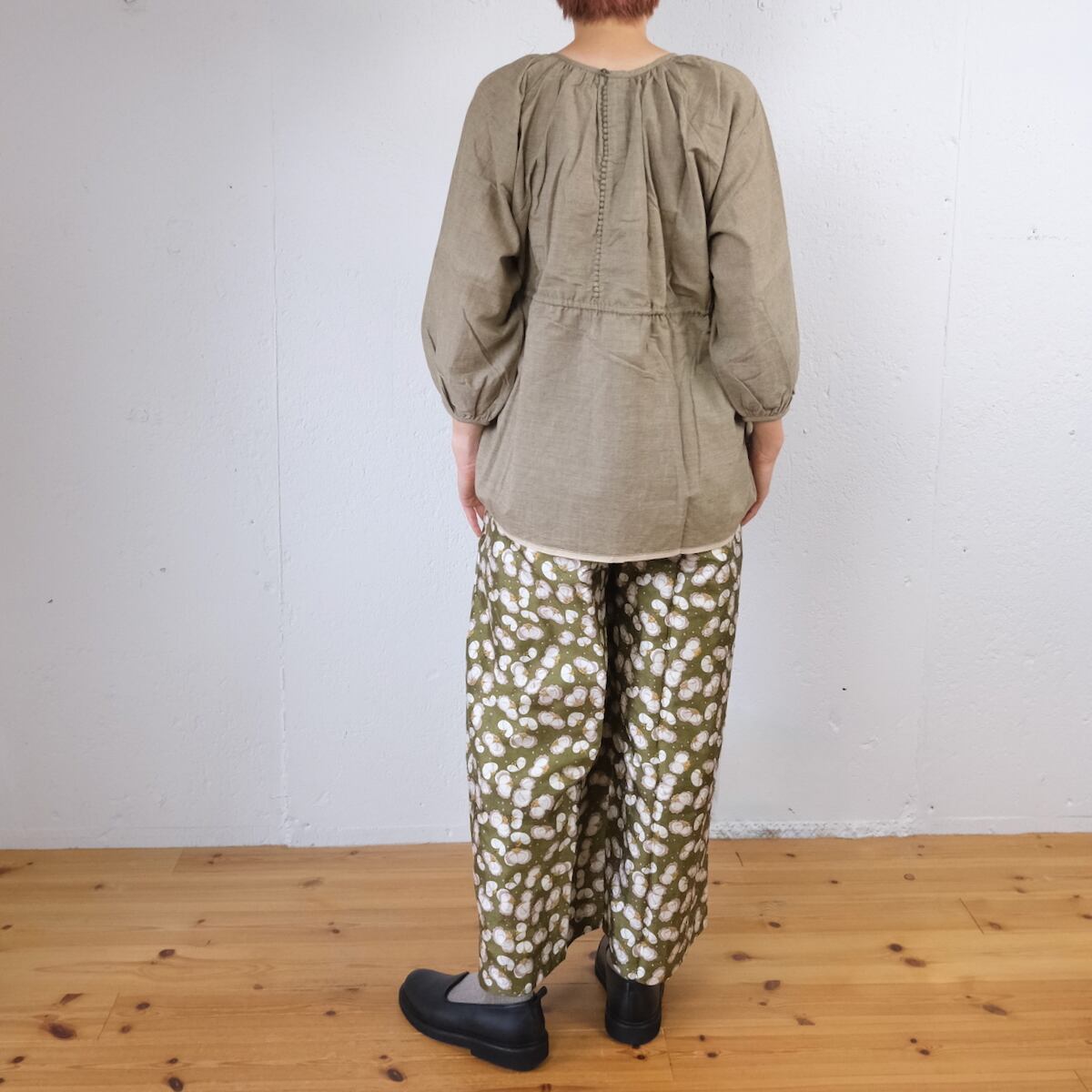 パンツ BUNON Embroidery Tuck Pants BUNON(ブノン) Embroidery Tuck Pants シルク 花柄プリント+刺繍