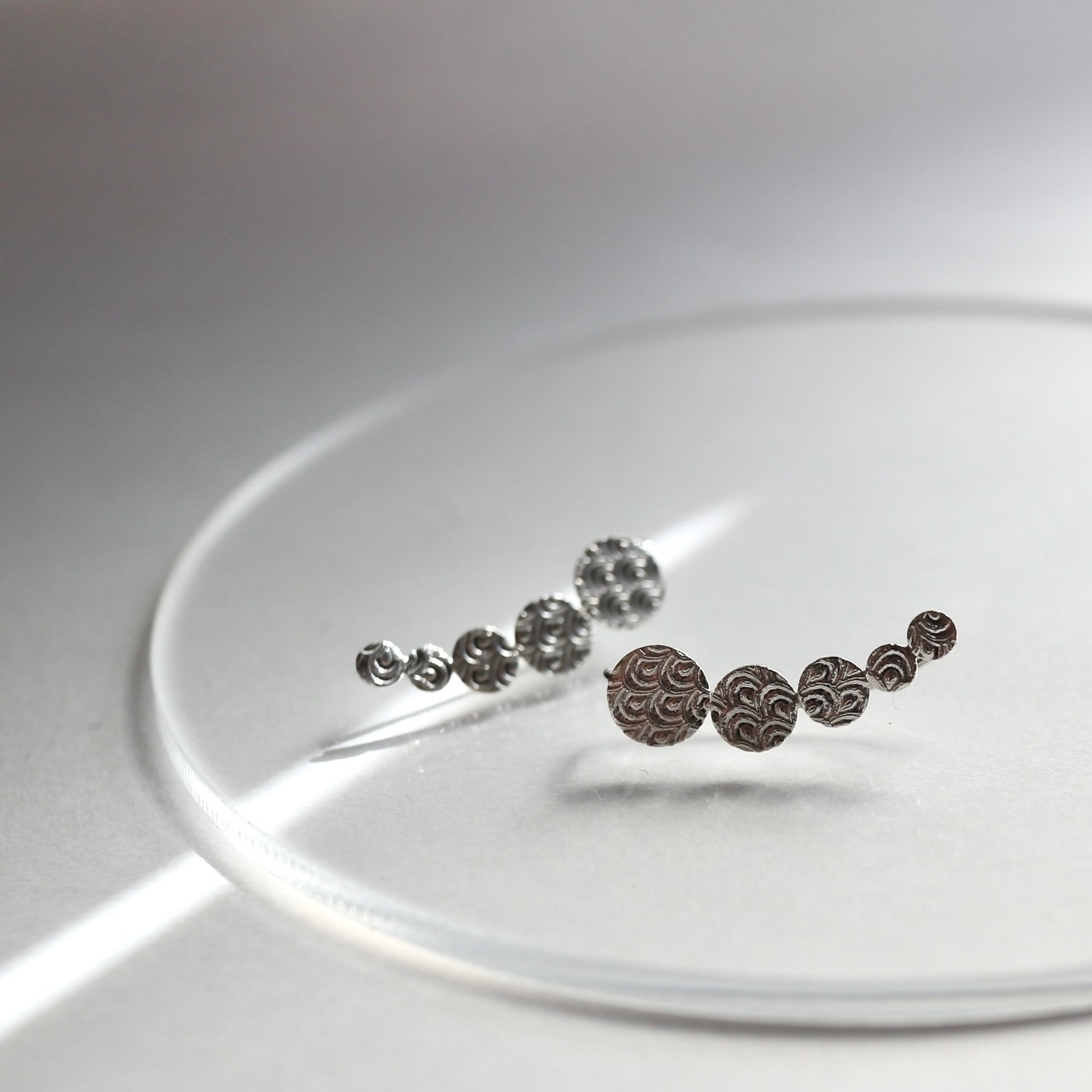 青海波模様のホワイトシルバーイヤーカフ