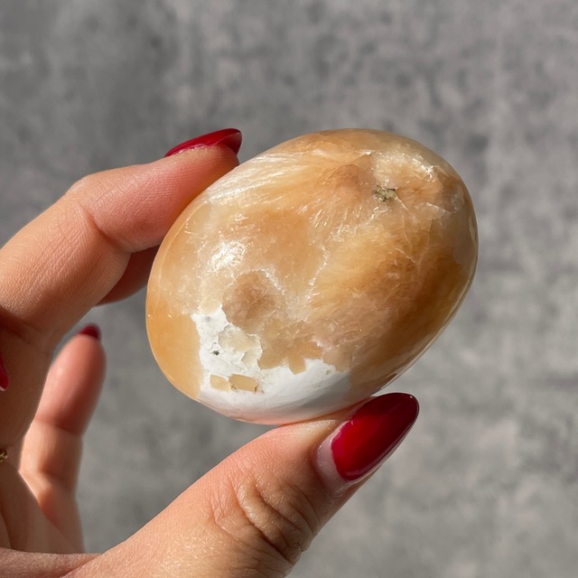 インド産【スコレサイト×スティルバイト】パームストーン ② 握り石｜鉱物 天然石 パワーストーン