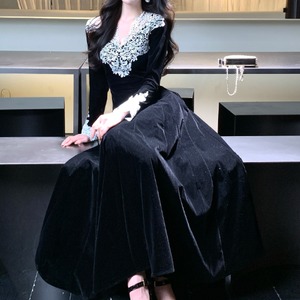 【送料無料】 ロングドレス ベロア ベルベット カラードレス Aライン フレア プルオーバー 長袖 Vネック レース 厚手生地 エレガント 可愛い 大人可愛い きれいめ シンプル カジュアル シック コンサバ 華やか 大人 上品 おしゃれ お洒落 主役級 こなれ感 高見え 高級感 フェミニン 無地 冬 30代 40代 レディース 女性用 ママ 女子会 お呼ばれ 二次会 パーティ 演奏会 ファッション