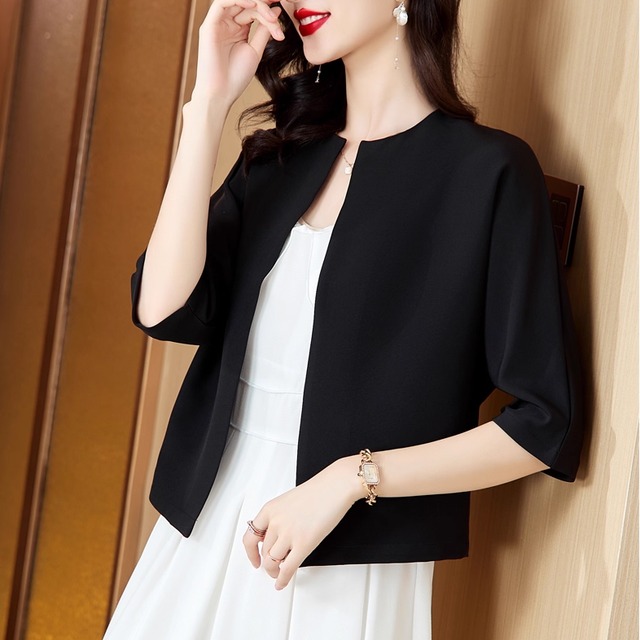 【送料無料】 ジャケット 2色 ガウン 冷房対策 アウター 羽織り ショート クロップド丈 半袖 Vネック フレア Aライン ホワイト ブラック 大人カラー モノトーン 薄手生地 かわいい 大人可愛い 綺麗 シンプル カジュアル 大人 上品 おしゃれ お洒落 大人女子 こなれ感 エレガント コンサバ 定番アイテム 体型カバー 無地 夏 結婚式 二次会 女性 レディース 30代 40代 オフィス ビジネス OL 通勤 デート お出かけ 女子会 お呼ばれ お茶会 授業参観 休日 アウトドア パーティ