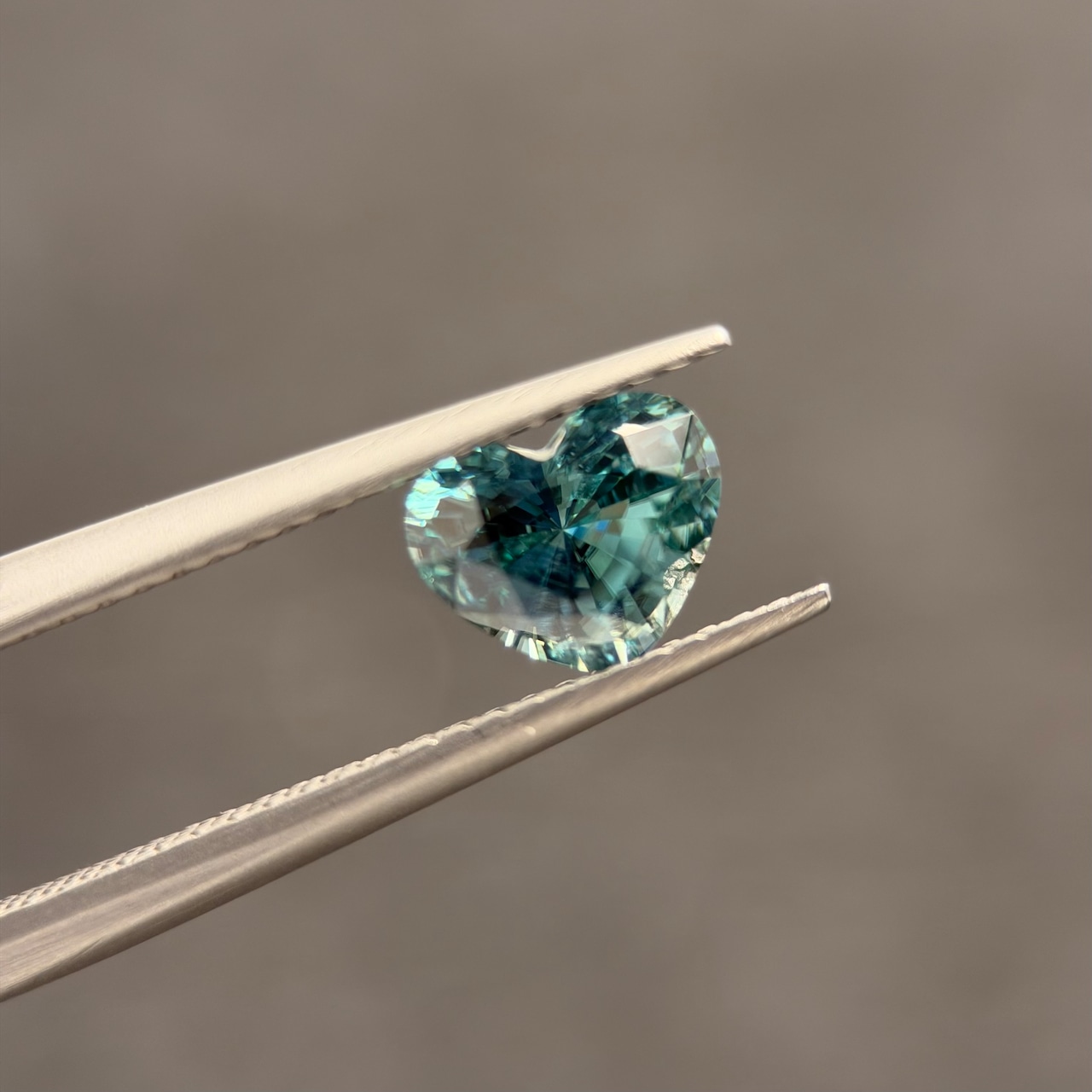カラーチェンジジルコン 7.2x5.9mm, 1.52ct, ミャンマー産