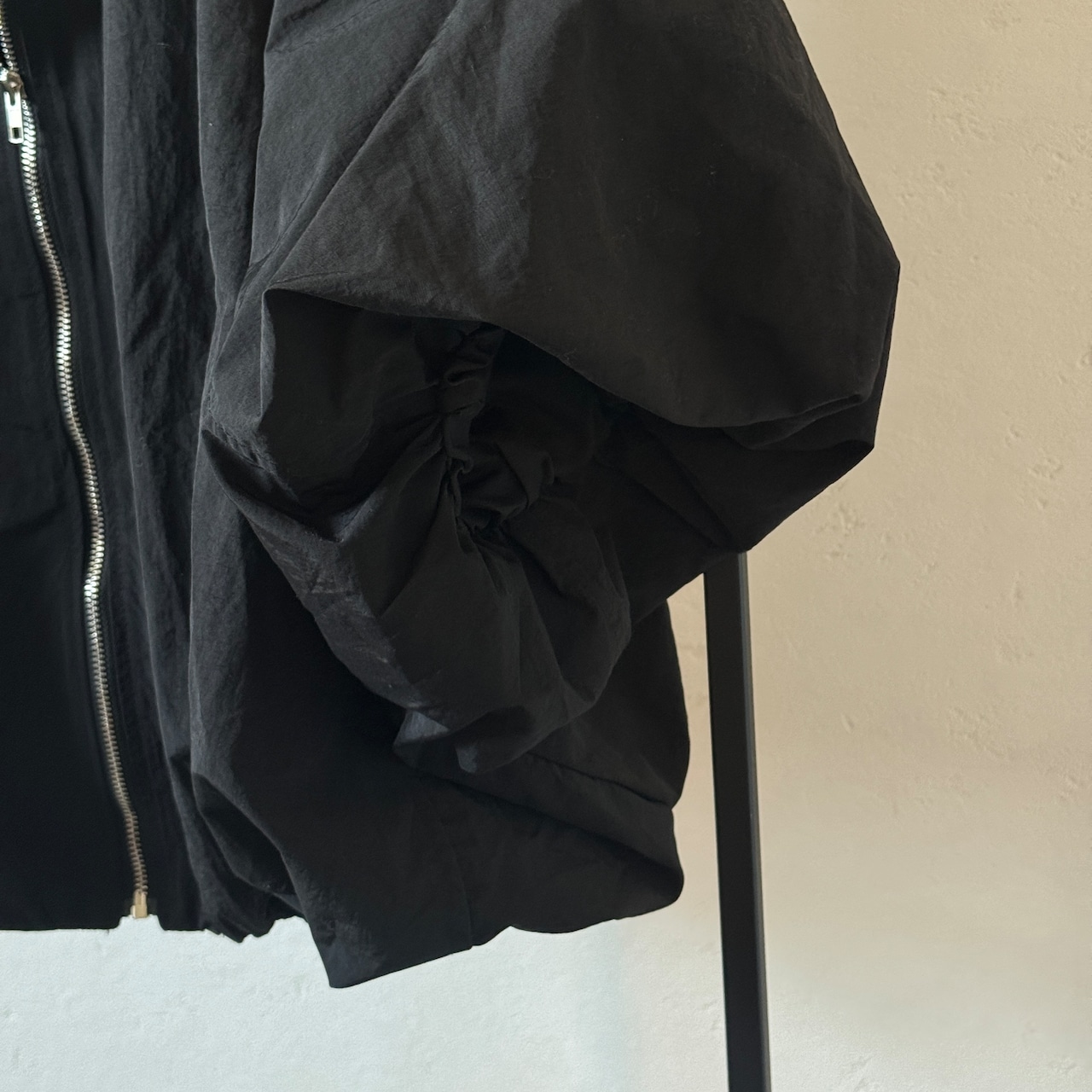 【受注予約:11月下旬入荷予定】バルーンシルエットジップBZ/ブラック
