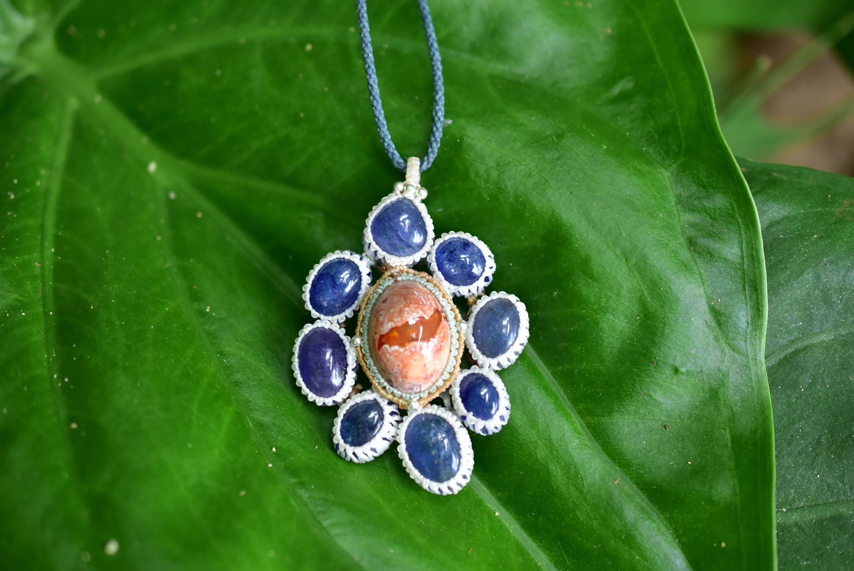 夢の虹遊色と夜空☆タンザナイト＋カンテラオパール マクラメ