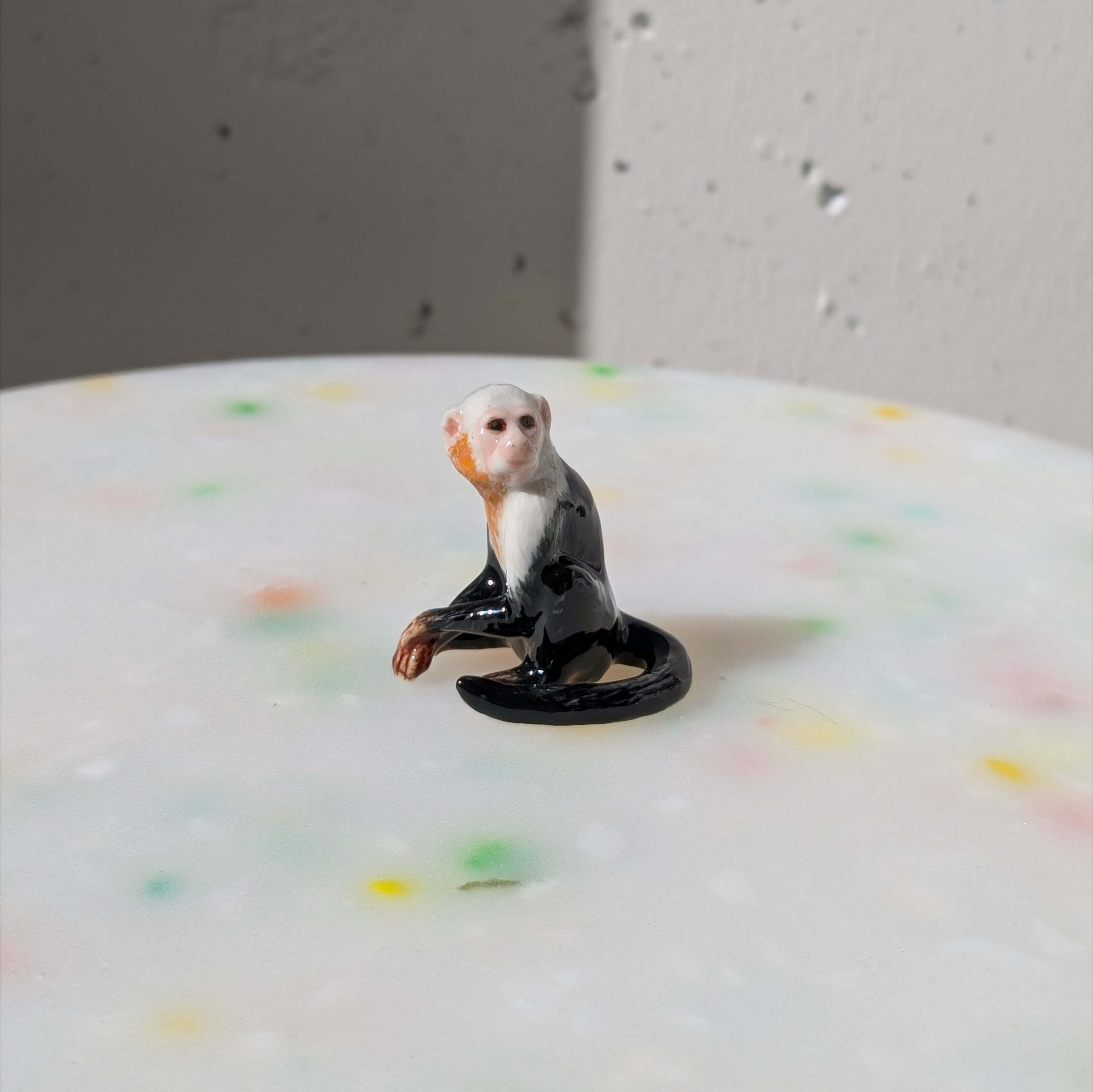 【ミニチュア陶器】 Capuchin monkey~sitting~