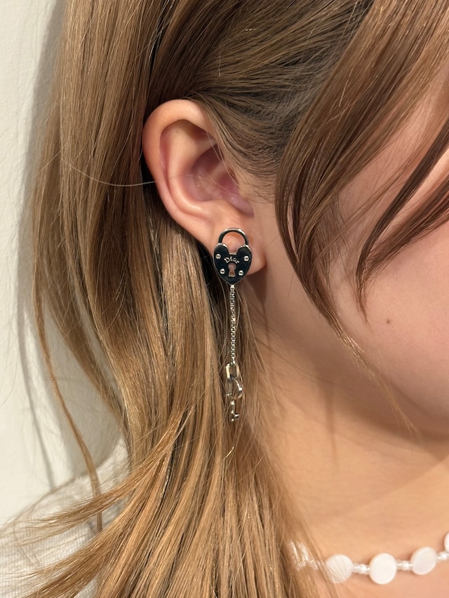 Christian Dior / vintage key motif pierce.