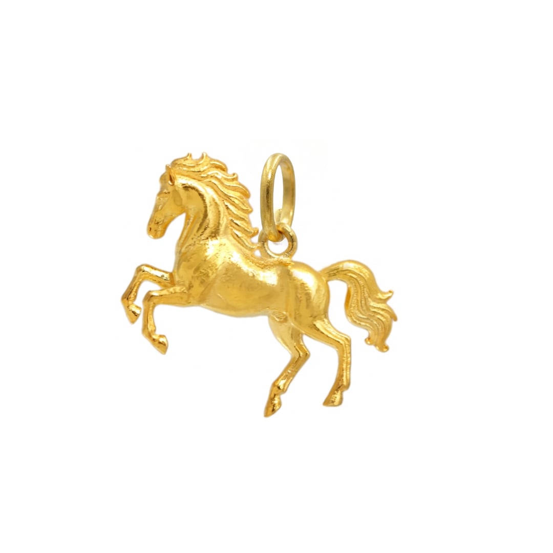 純金の午年のお守り「跳ねる馬」ペンダントトップ チャーム約1g。「令和八年」「干支シリーズ」。