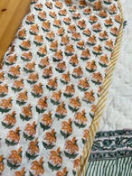 ジュニアサイズ　レトロオレンジマリーゴールド　ブロックプリントキルト　インドのお布団　