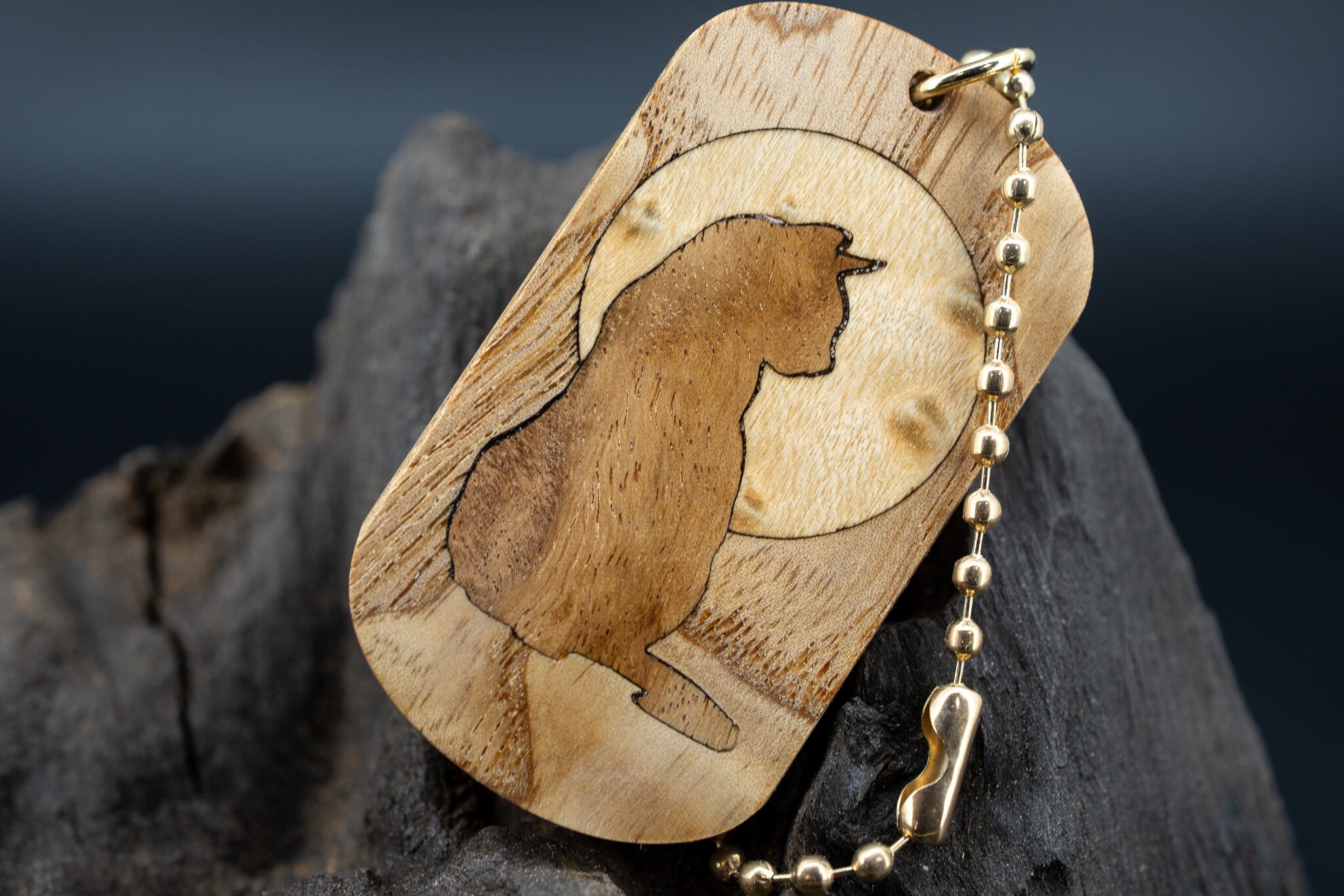 【バット材の王様】 タモ ドッグタグ 象嵌 横を向く上品な猫