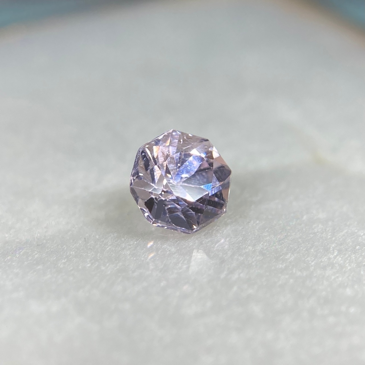 お花みたいなスピネル 訳あってお買い得  約5.0mm*4.1mmmm r-0399