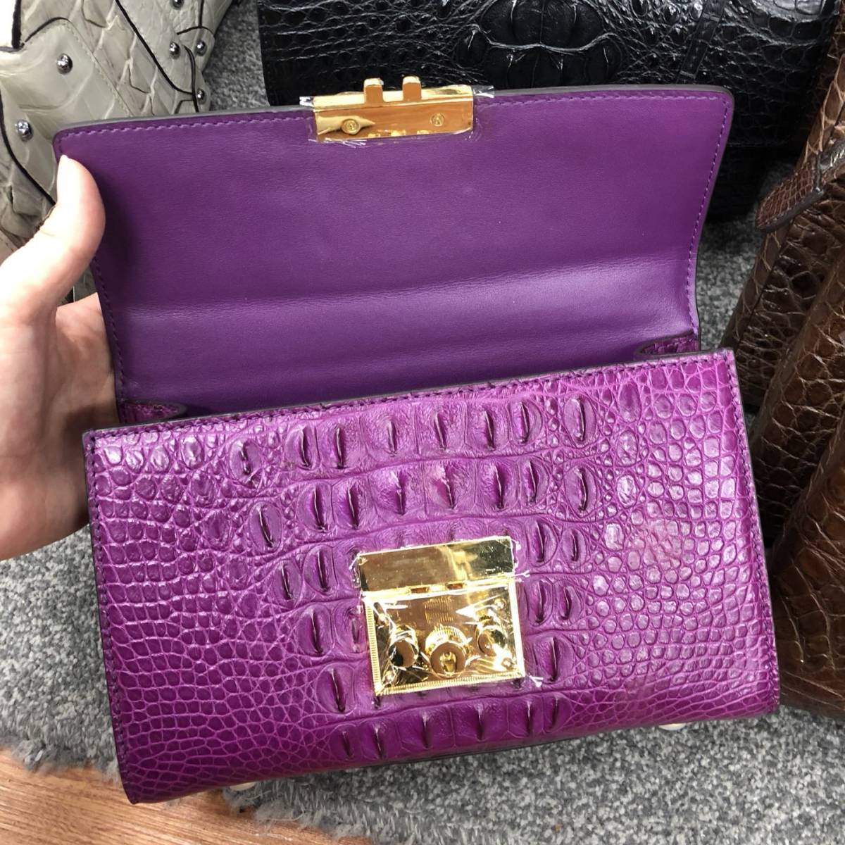 クロコダイル　パープル　紫　ショルダーバッグ　エキゾチック　レザー　希少　新品 image.webp