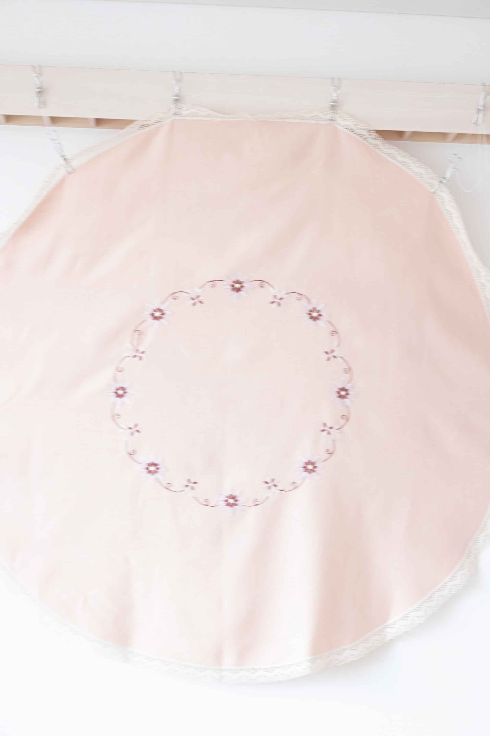 柔らかな麻かコットンの生地に、手刺繍風に機械刺繍が施されています。周りのレースも素敵です!