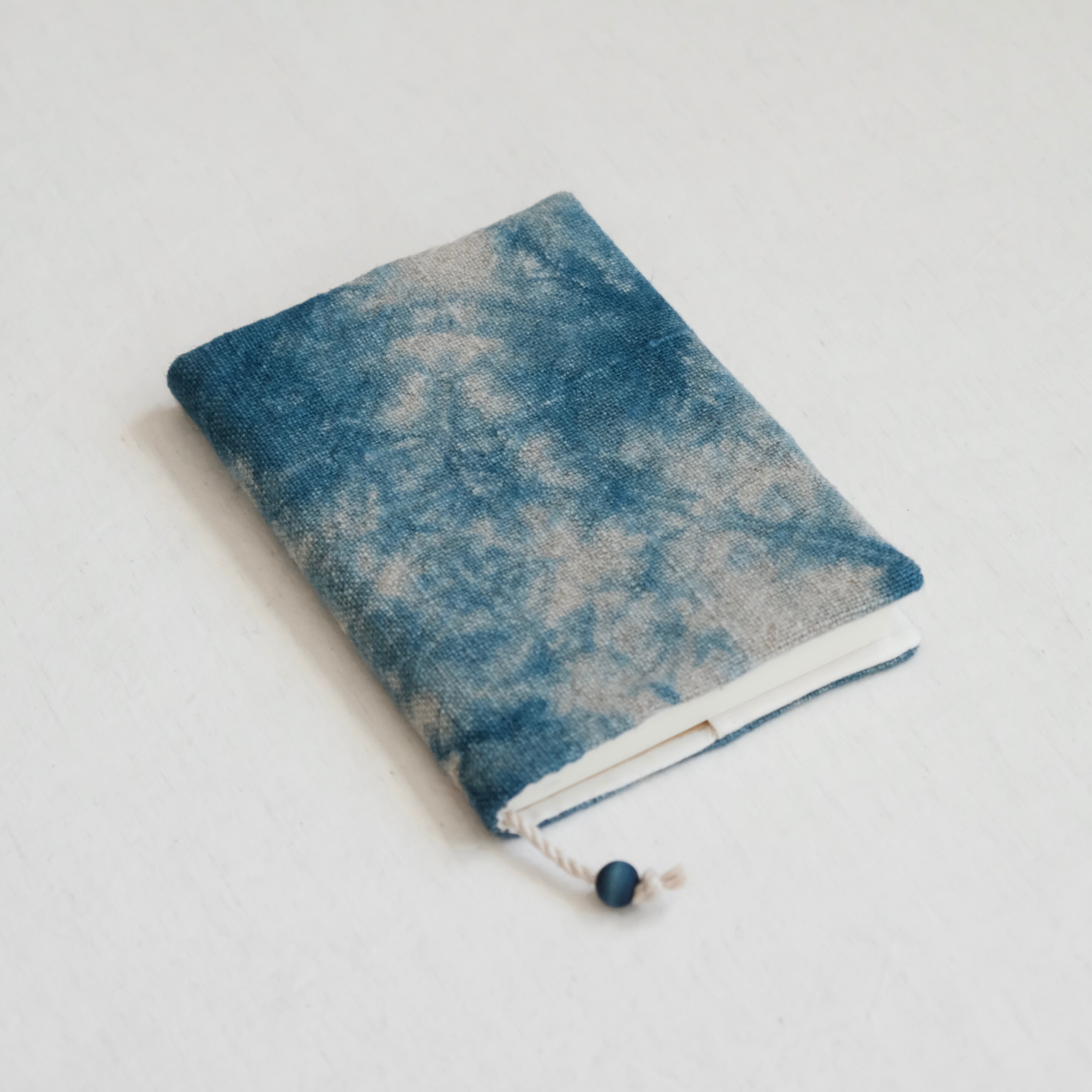 藍染めリネンのブックカバー〈 斑 〉 #02