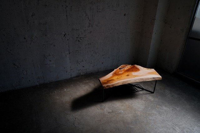 色のコントラストが美しい欅のローテーブル