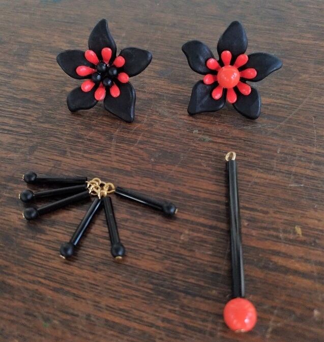 【SALE】黒と朱色のお花ピアス(vintage part)